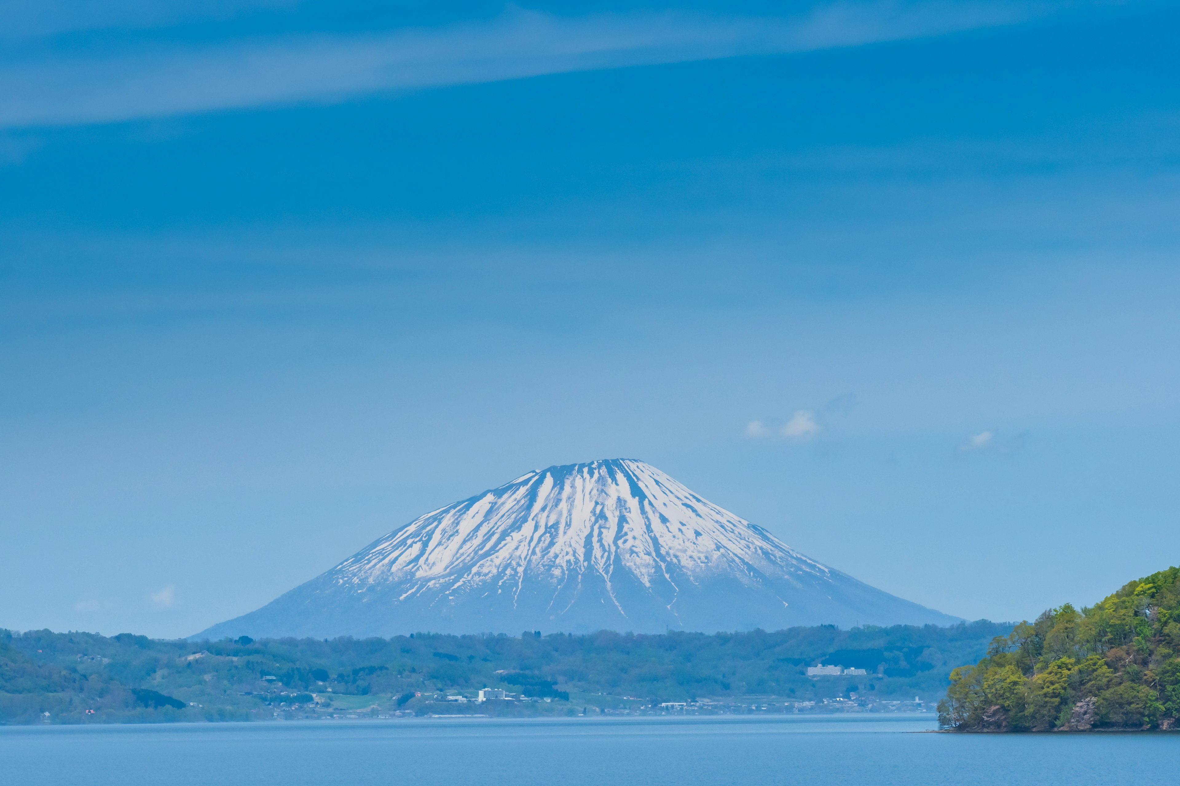 青い空と雪をかぶった山の風景