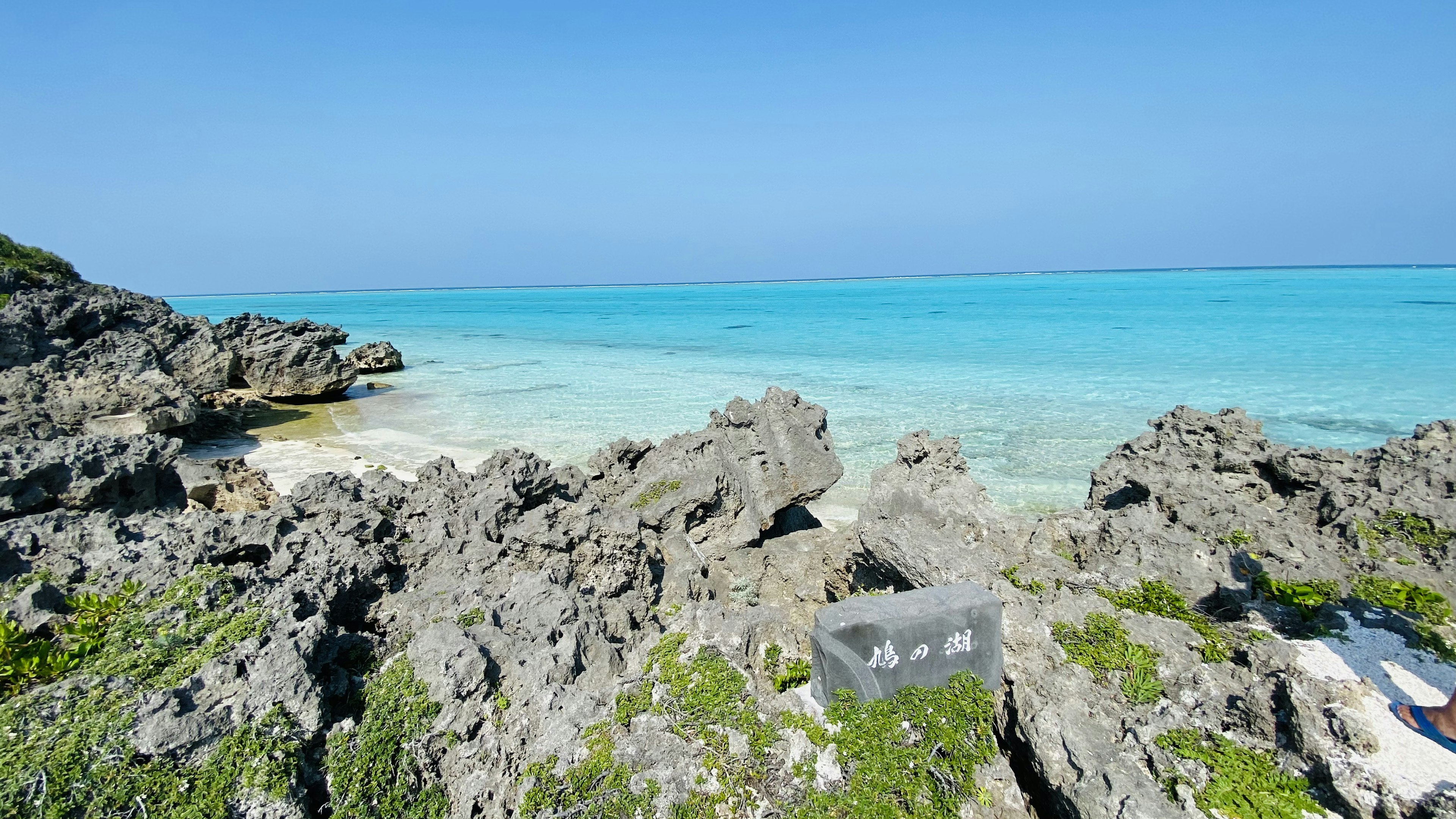 Hermoso paisaje de playa con agua turquesa y costa rocosa