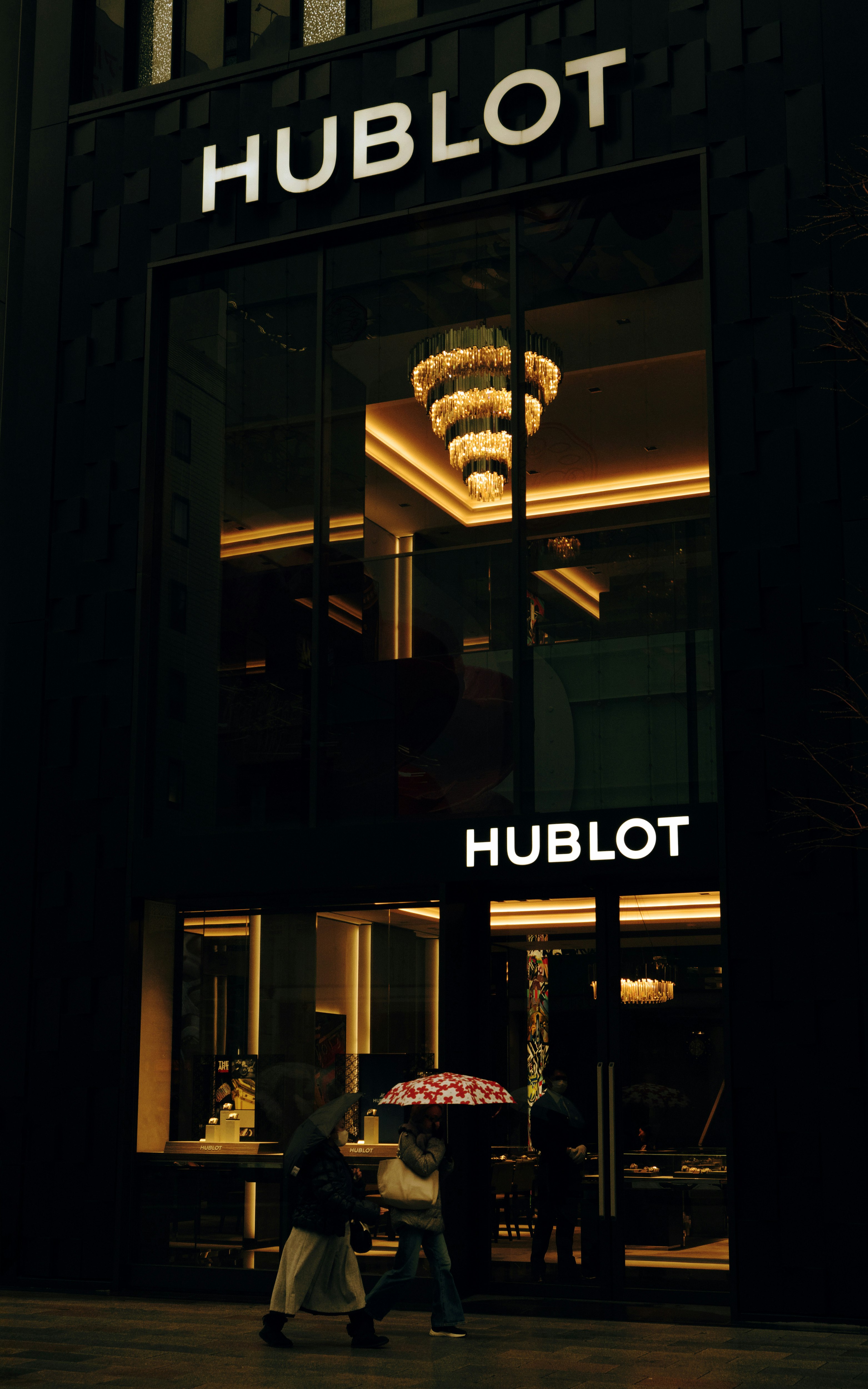 Hublot商店外观与持伞的访客