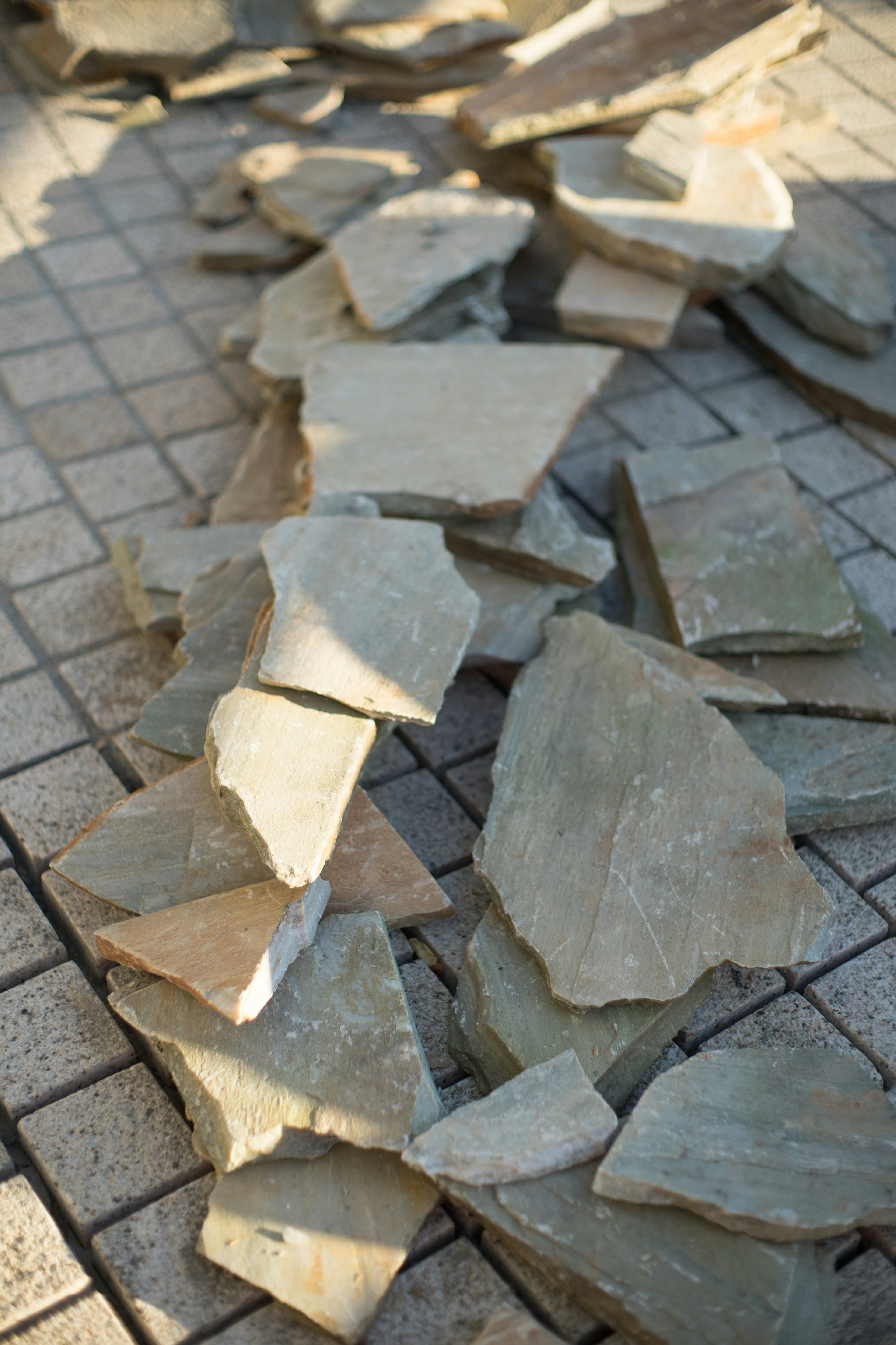 Fragments de pierre éparpillés sur une surface pavée