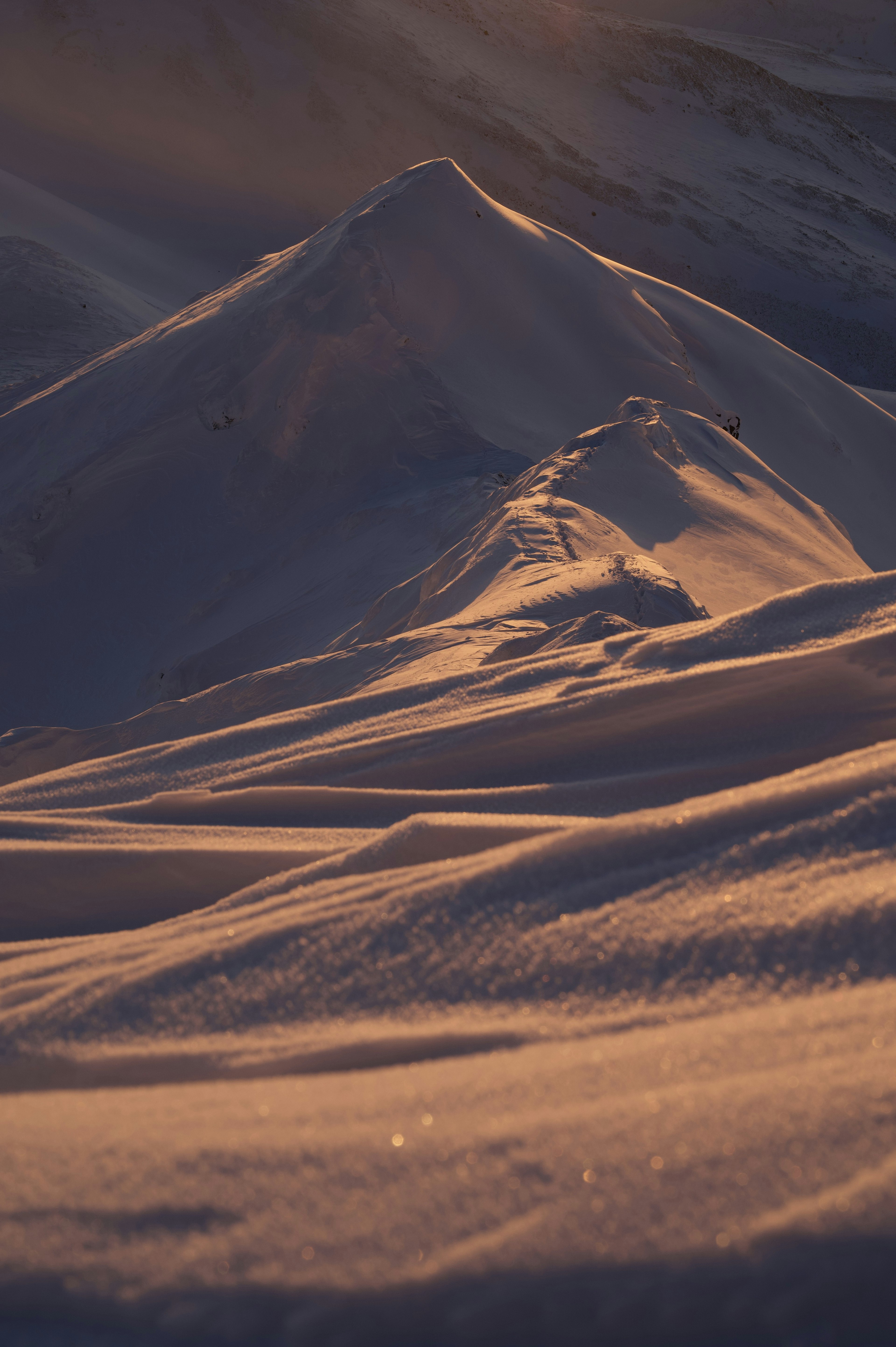 Paysage de montagne enneigée avec des ombres douces au crépuscule