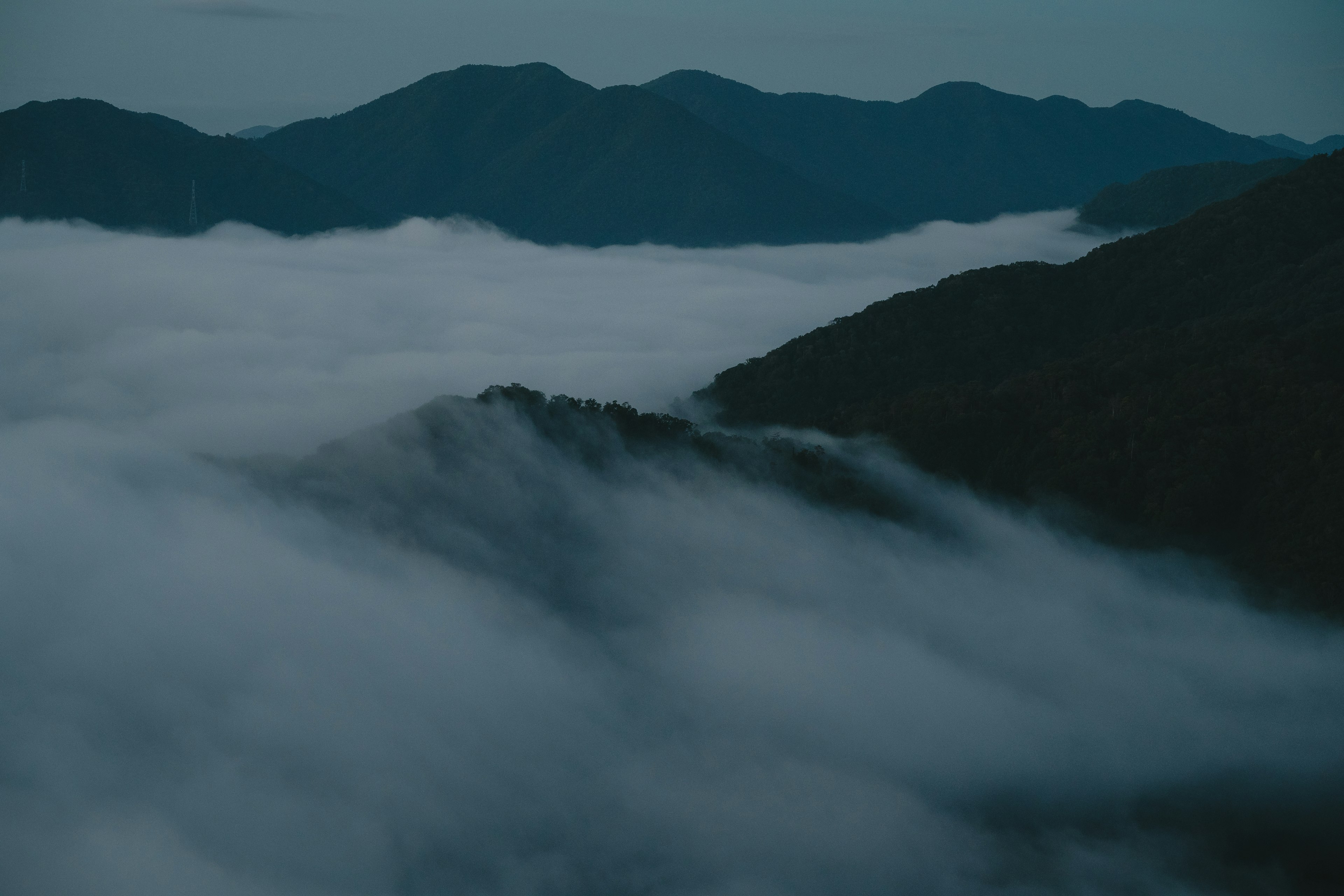 Berglandschaft in Nebel gehüllt bei Dämmerung