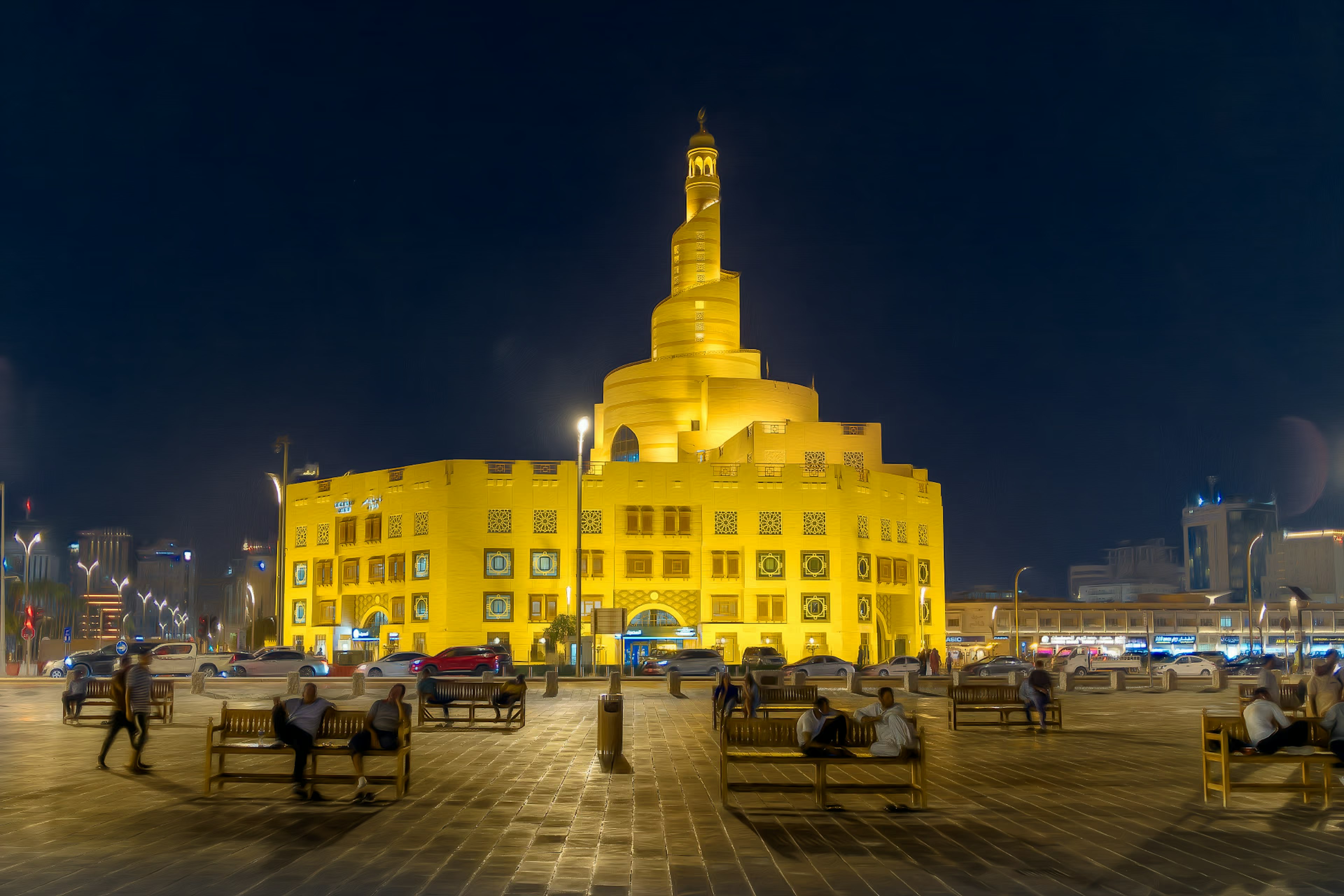 Pemandangan malam gedung kuning di Souq Waqif di Qatar