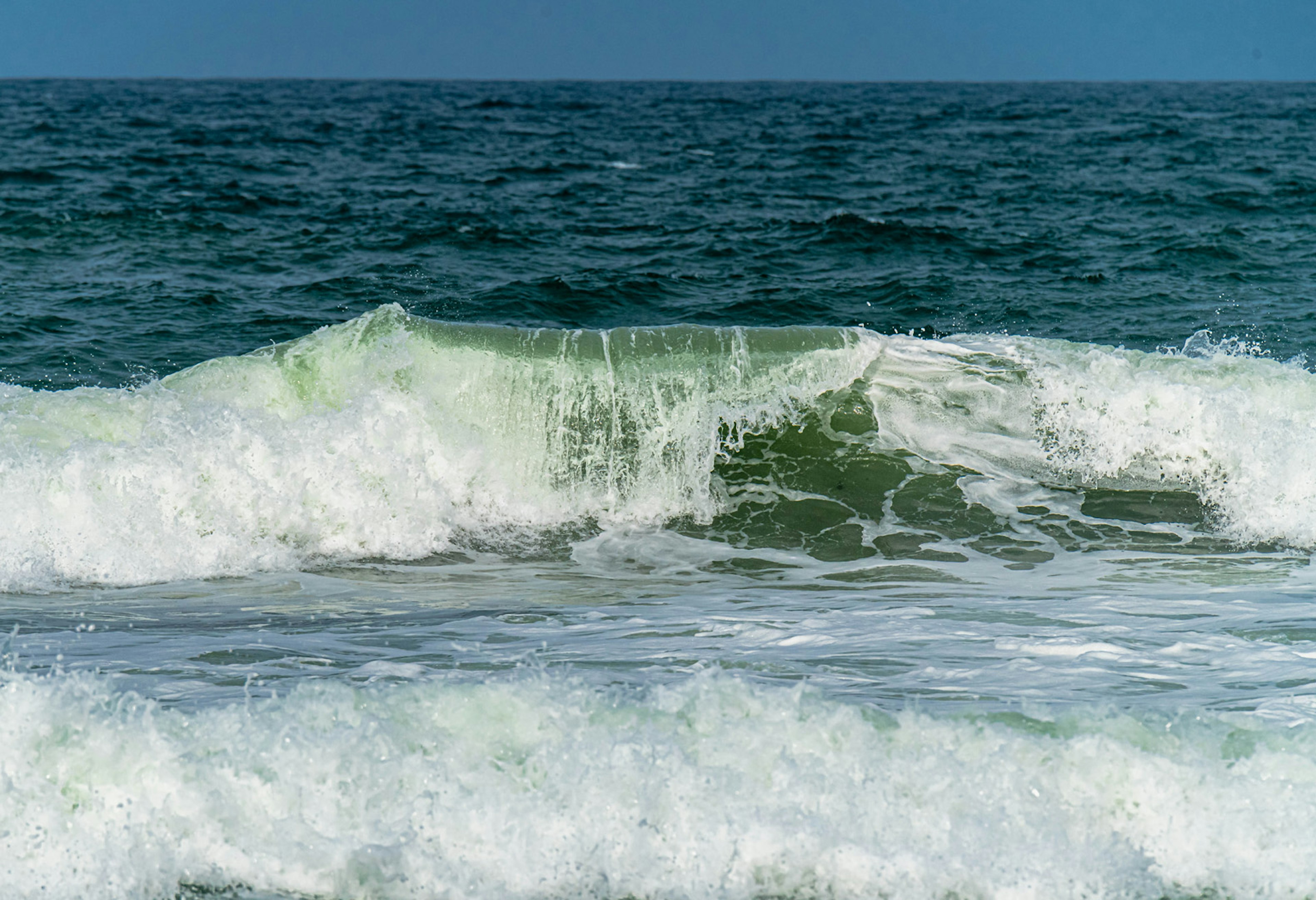 Bella vista dell'oceano blu e delle onde bianche