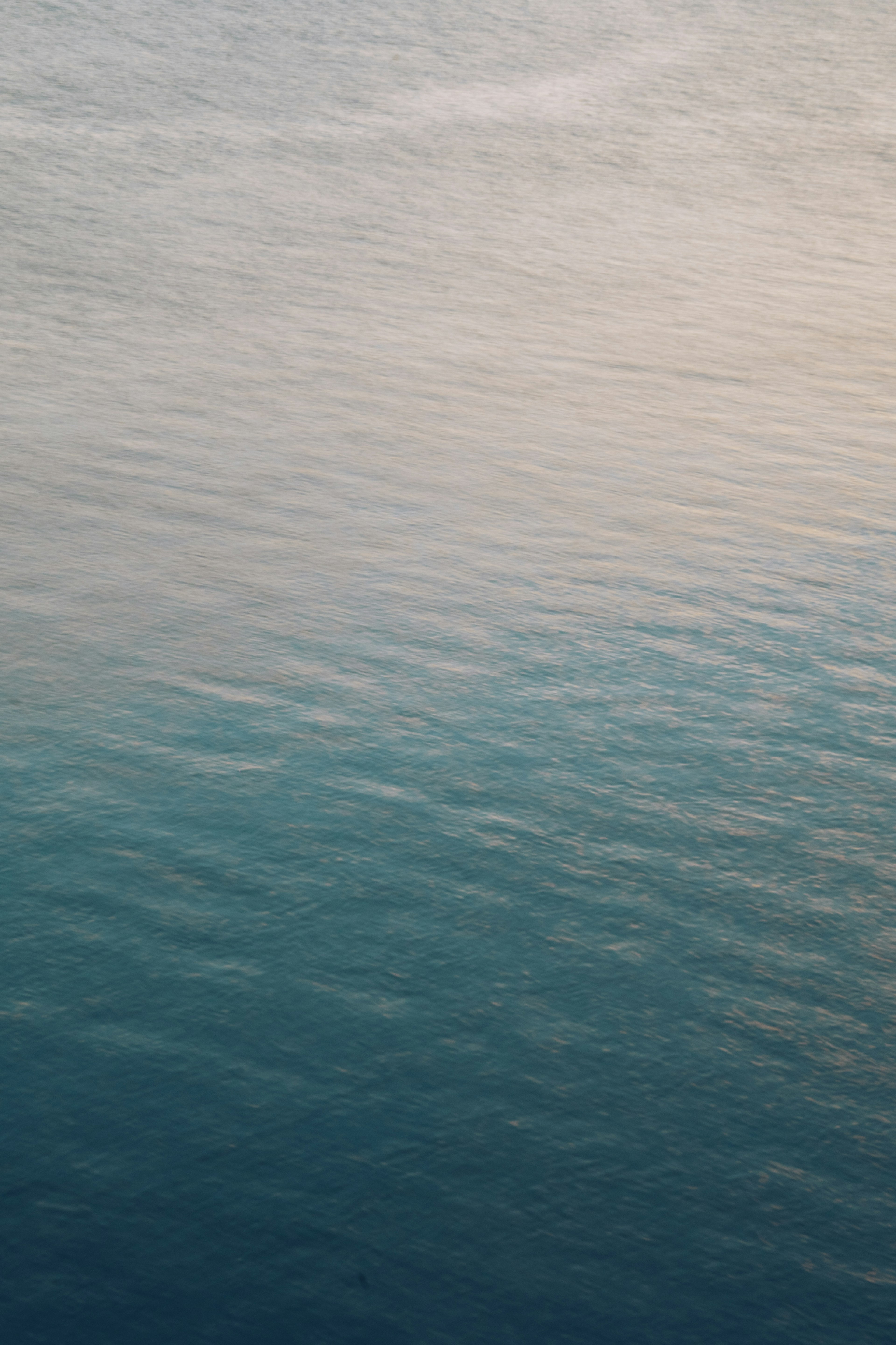 Immagine serena di acqua calma con bellissime sfumature di blu e riflessi