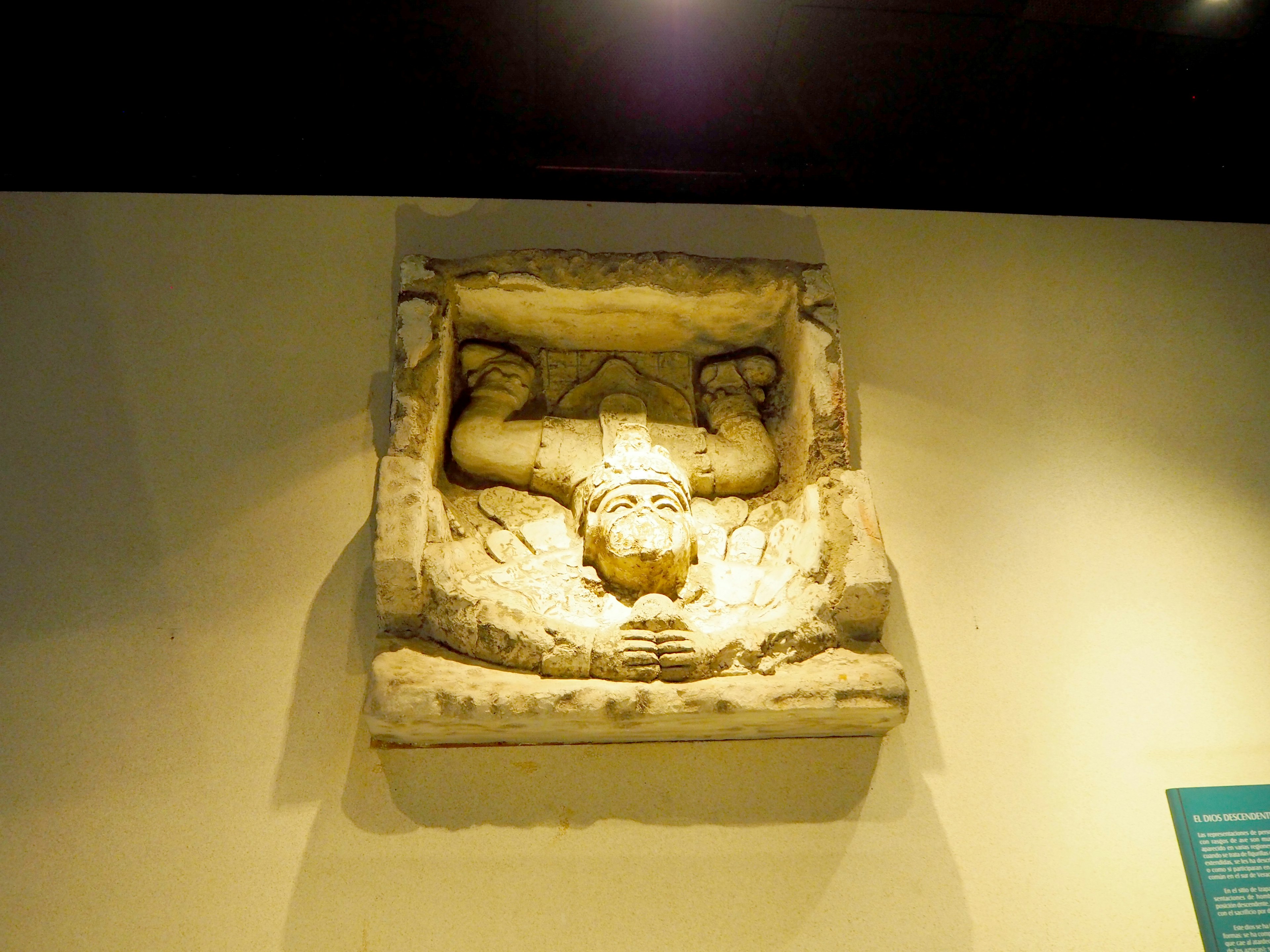 Scultura in rilievo che rappresenta una figura divina con le braccia aperte