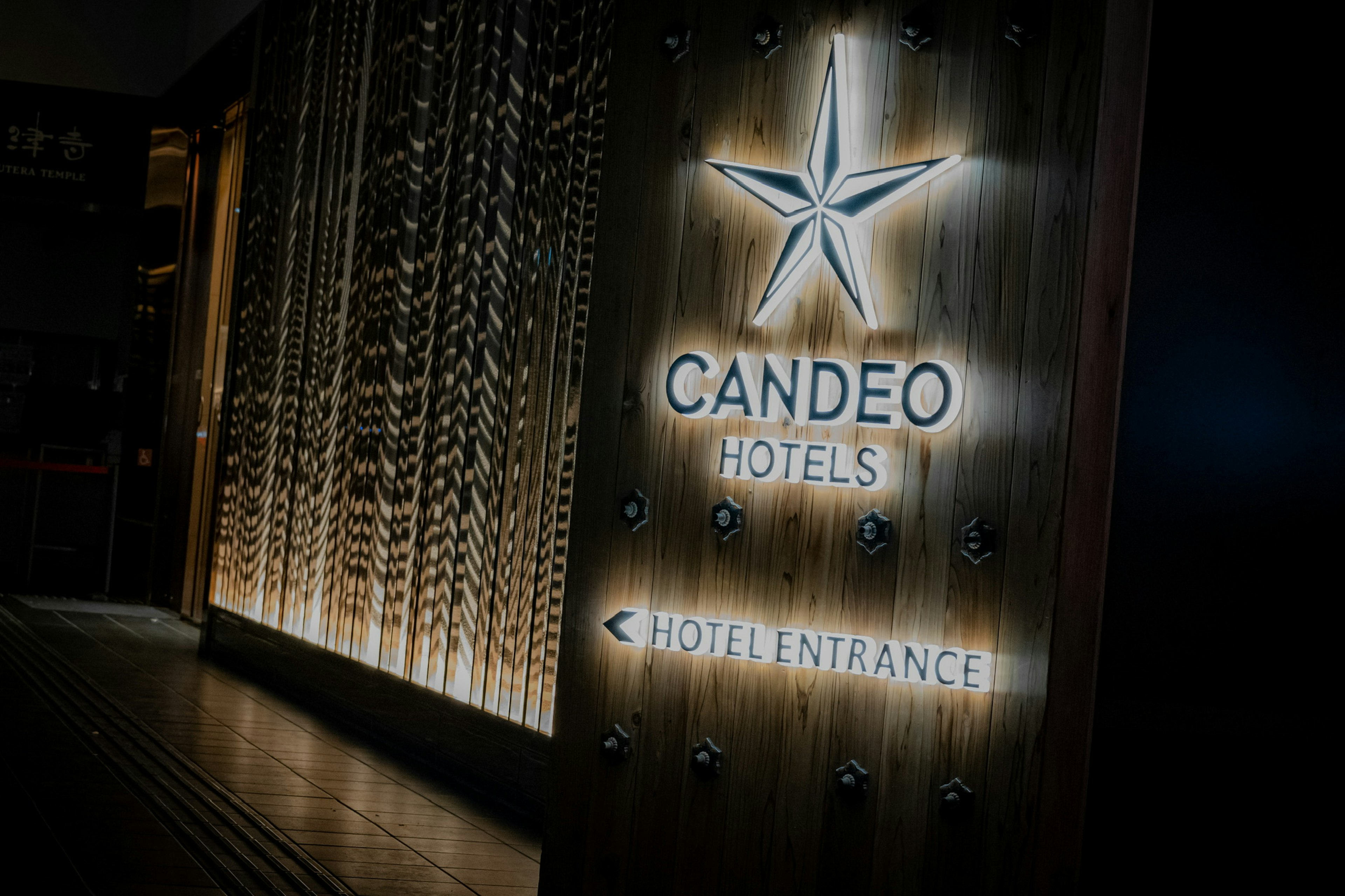 Candeo Hotels入口标志发光，带星星设计