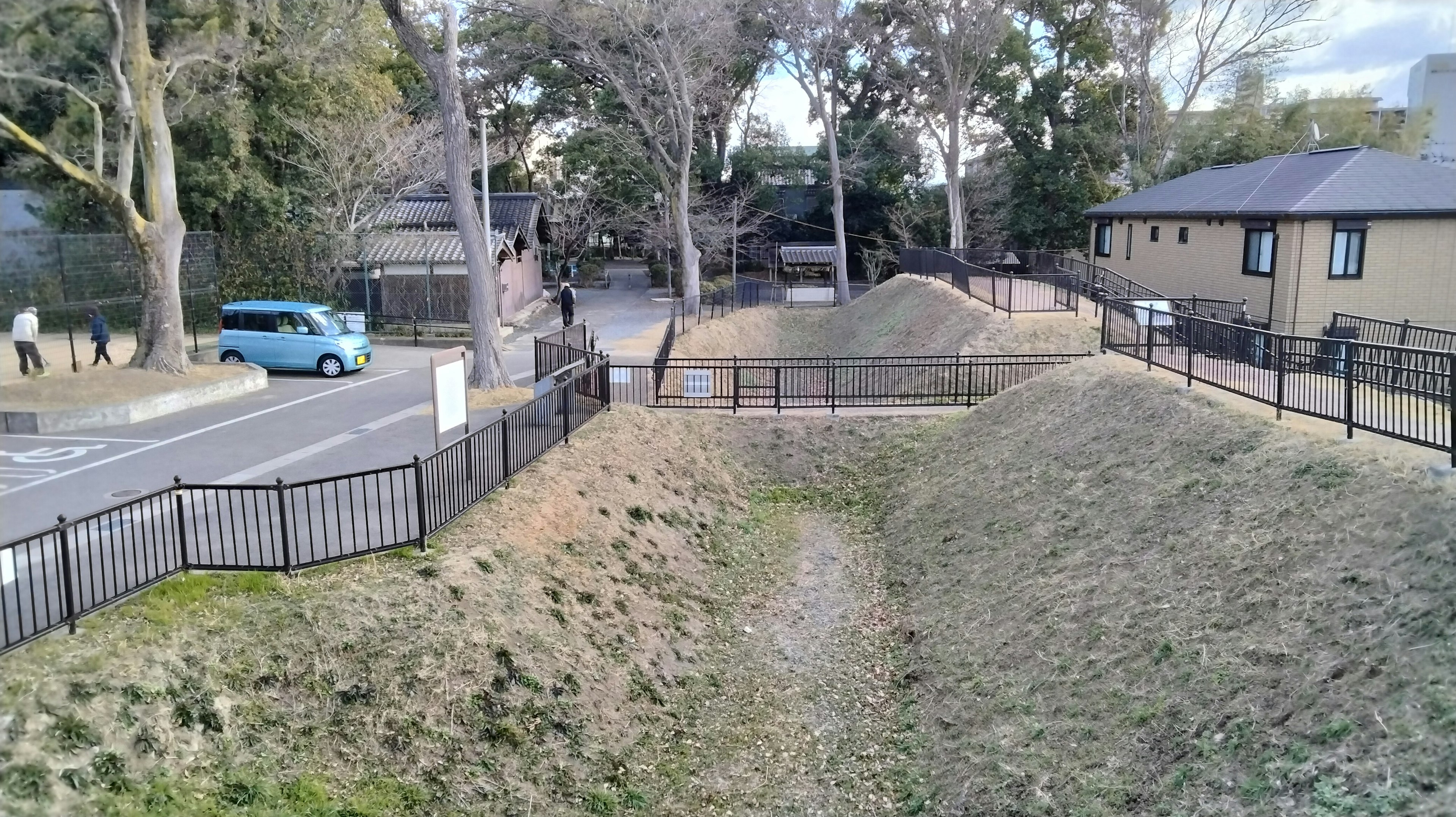 Área residencial tranquila con colinas verdes y una cerca