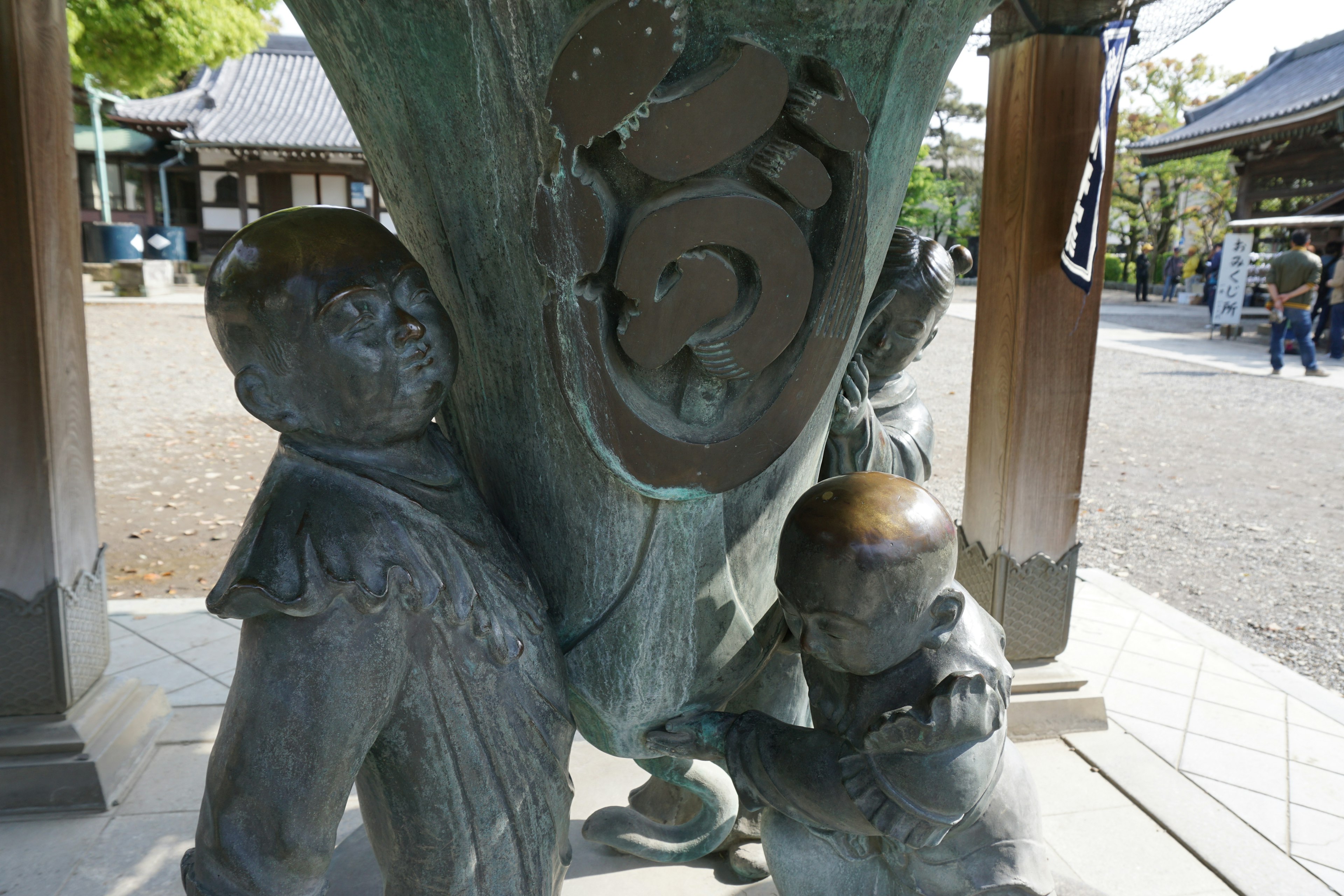 Statua in bronzo di bambini che sostengono una grande scultura