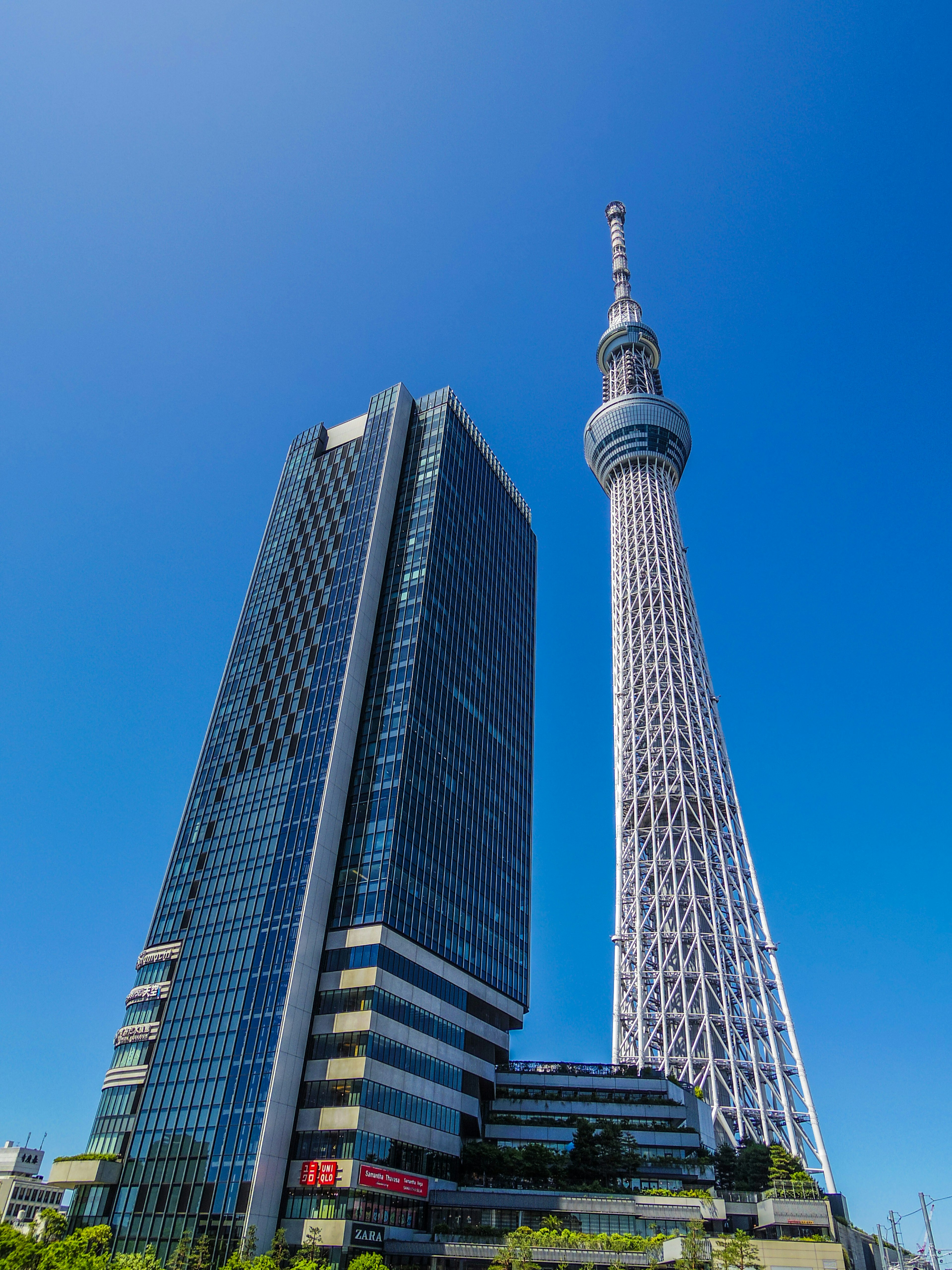 Tokyo Skytree mit umliegenden Gebäuden unter einem klaren blauen Himmel