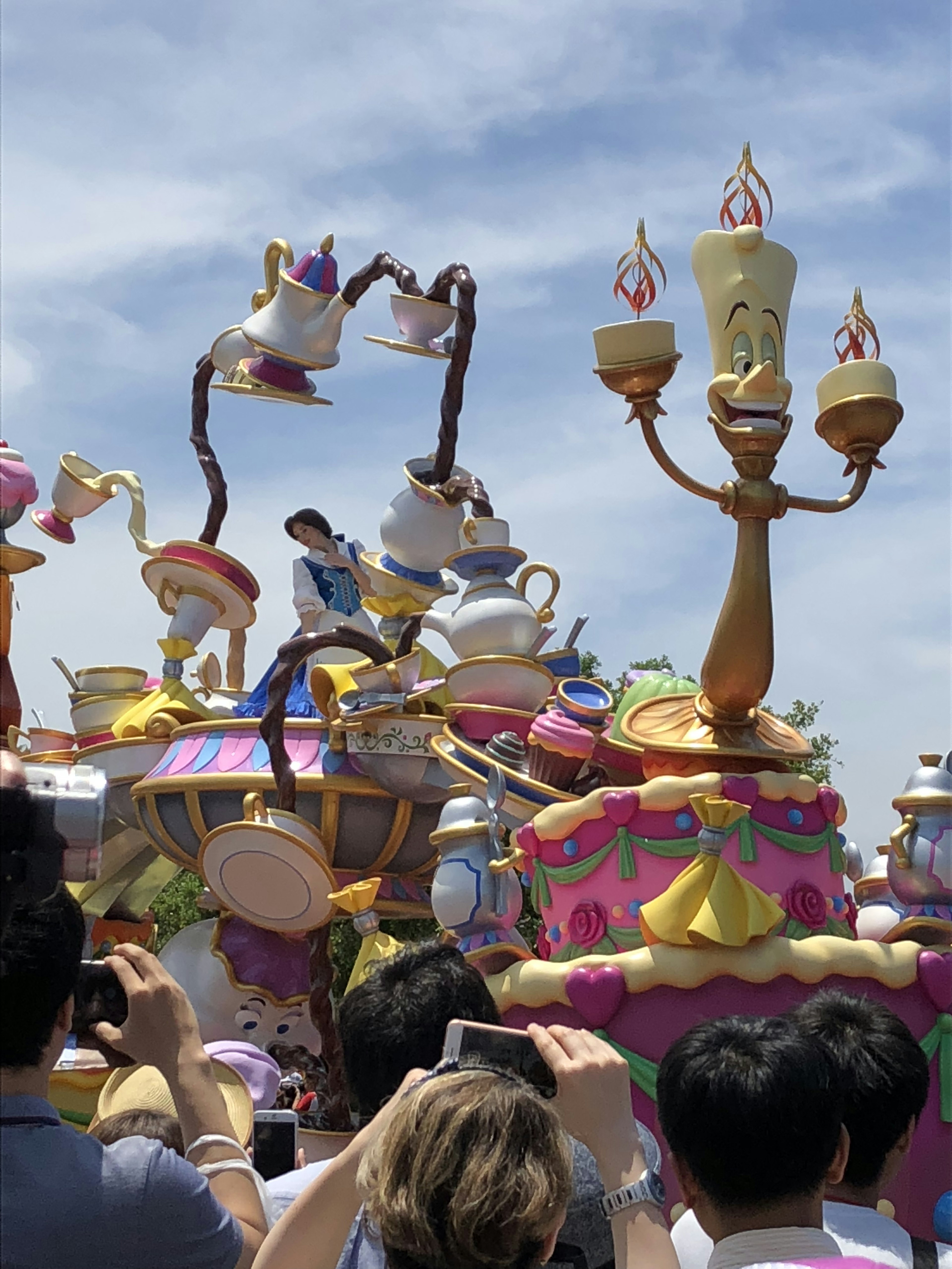 Float parade berwarna-warni dengan karakter dan lilin dekoratif