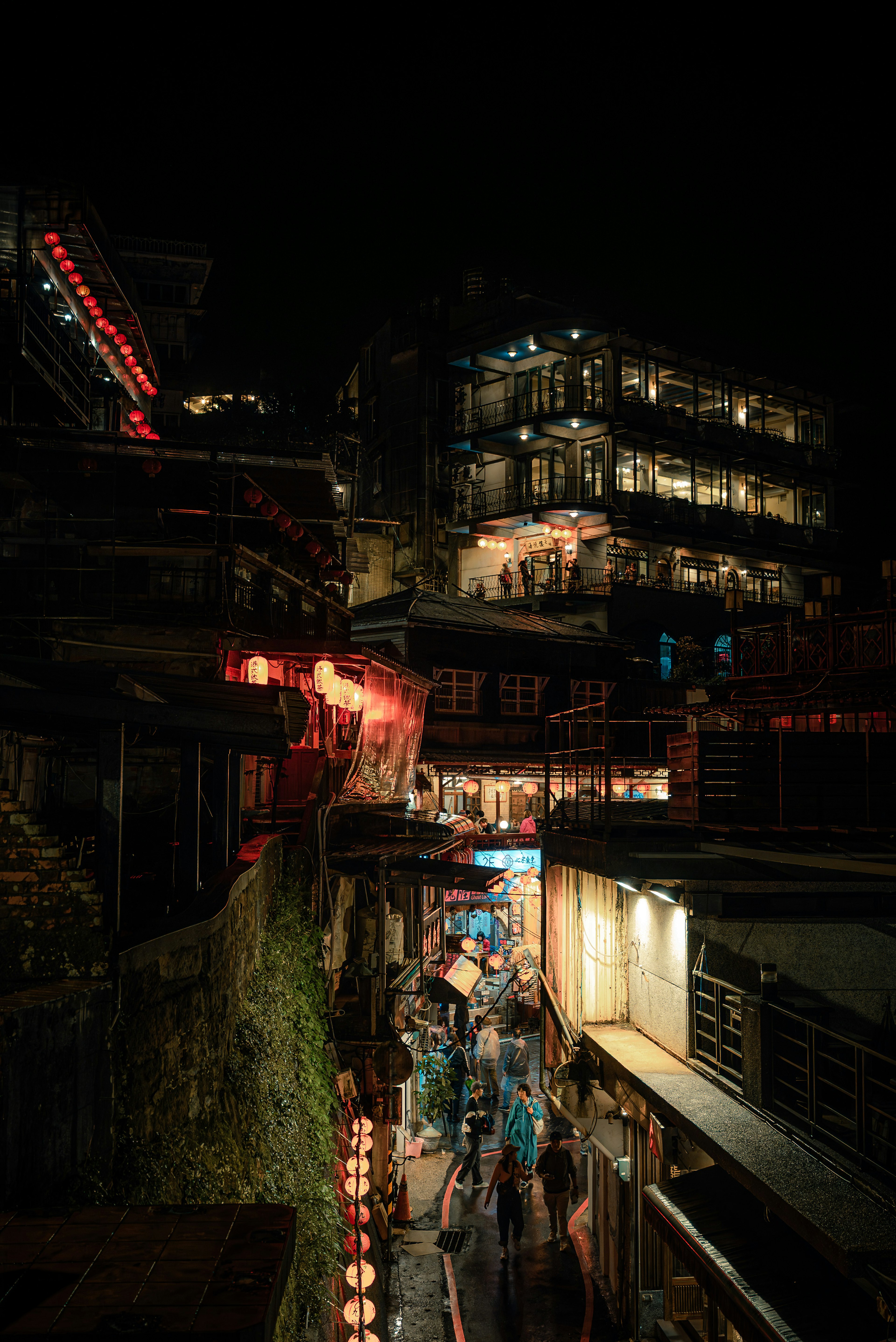 美麗的夜景，照亮的建築和走在街道上的人們