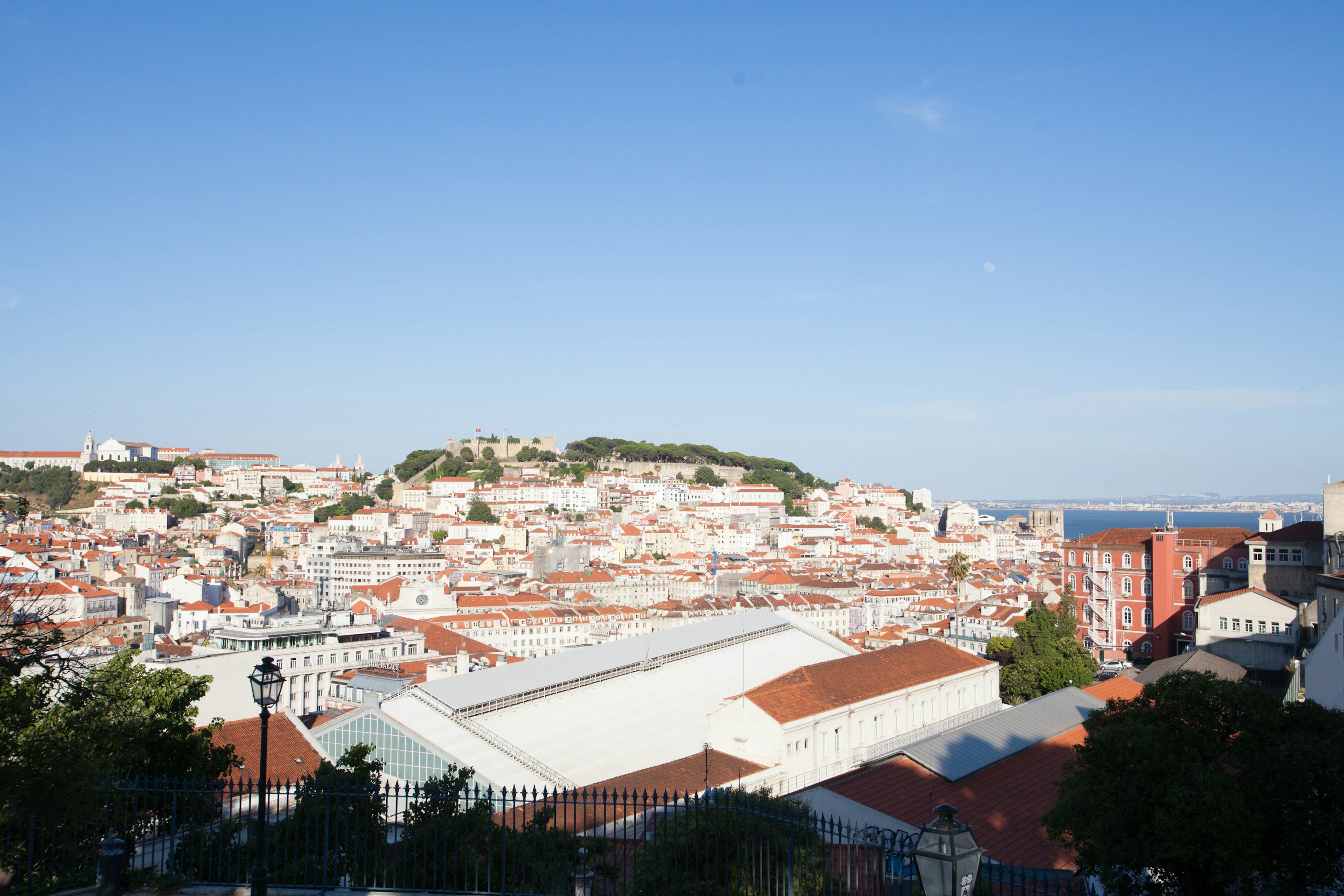 Une vue pittoresque de Lisbonne montrant des toits et un ciel bleu clair