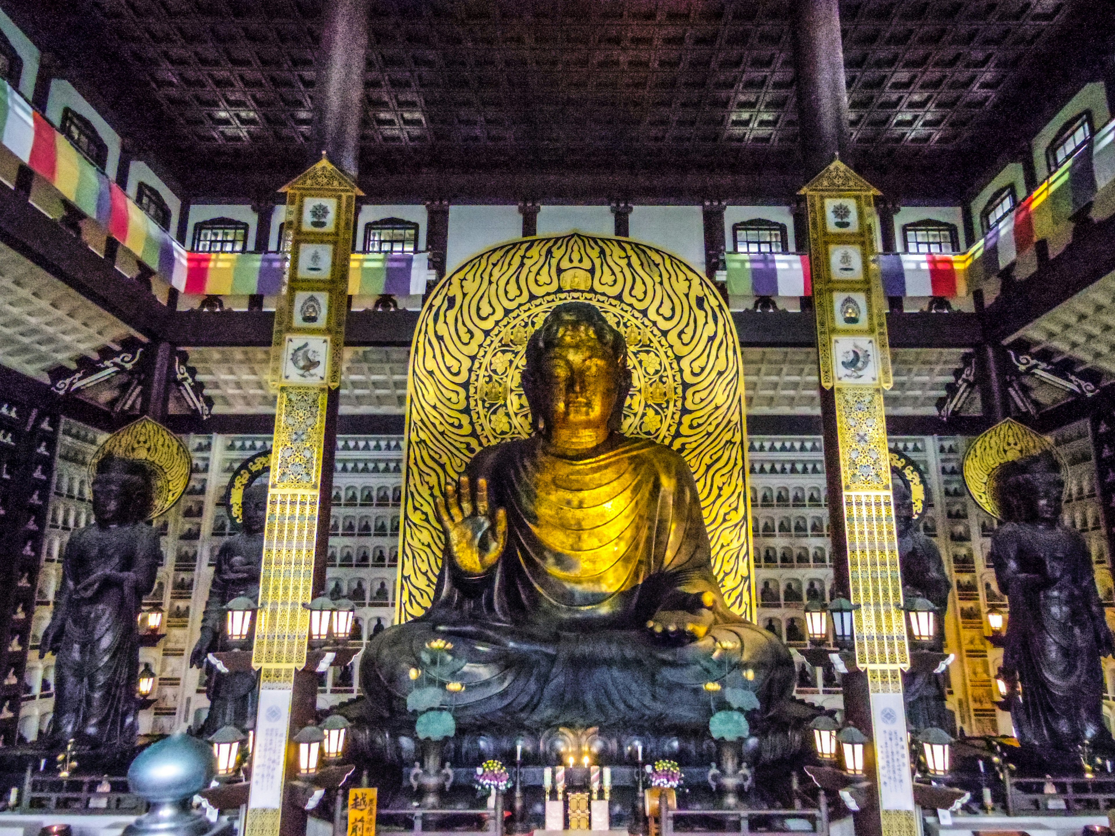 Intérieur d'un temple avec une grande statue de Bouddha dorée