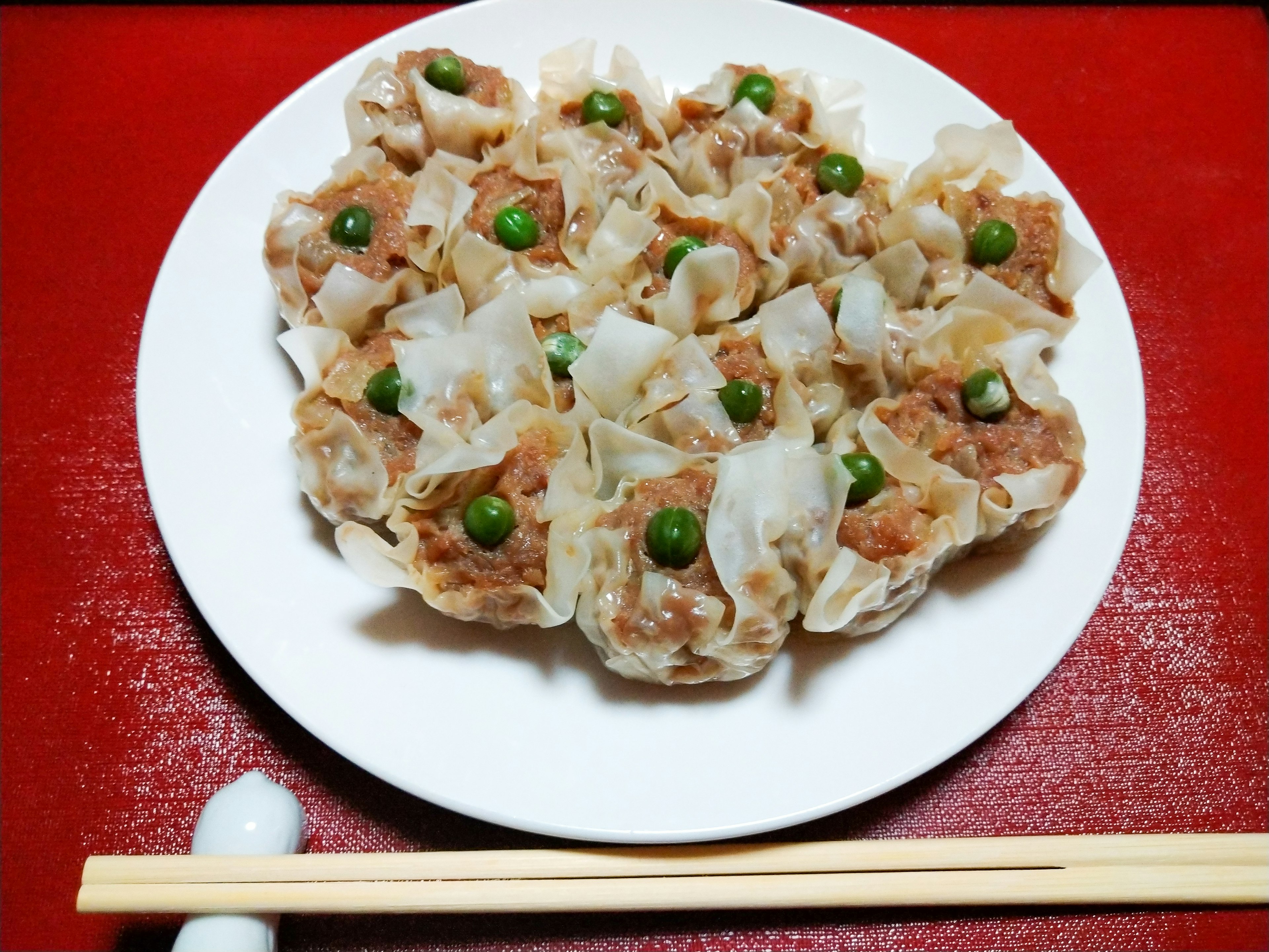 Plato de shumai decorado con guisantes verdes