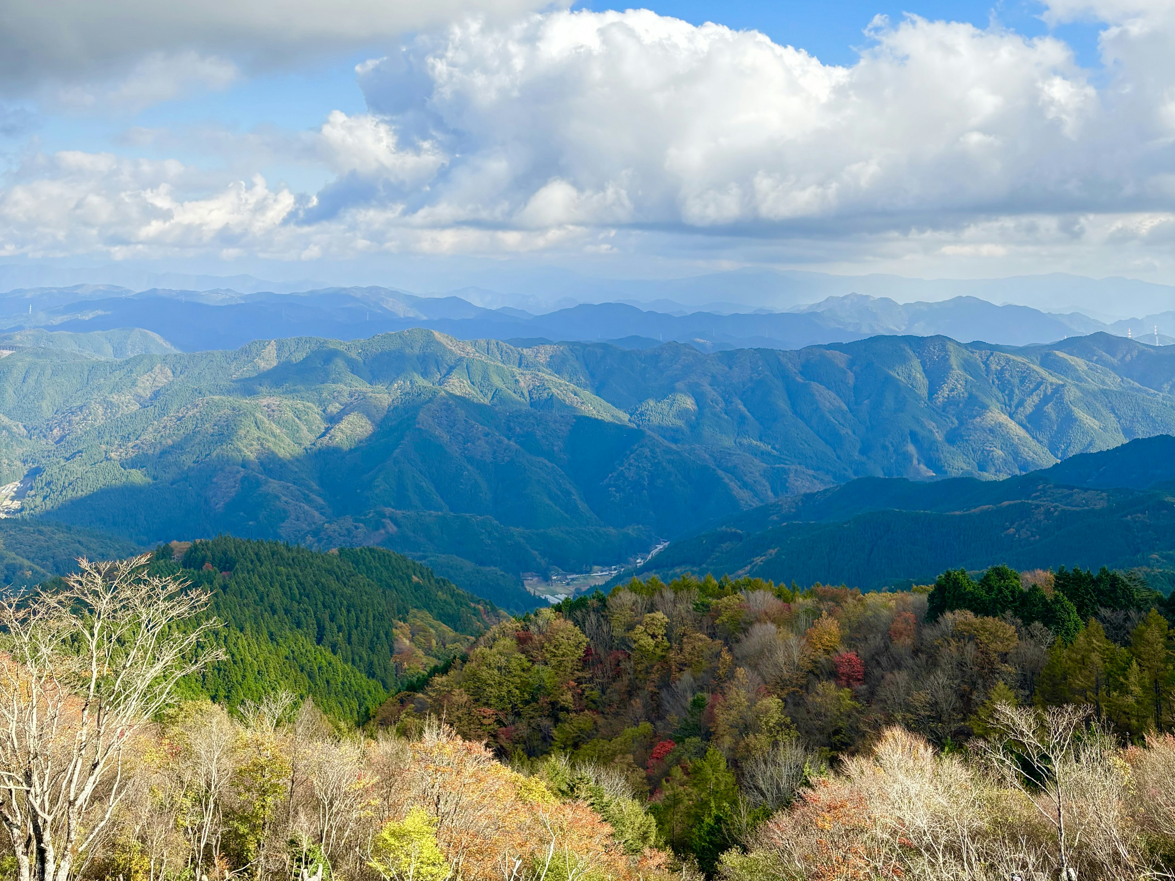 Vista escénica de montañas y cielo azul