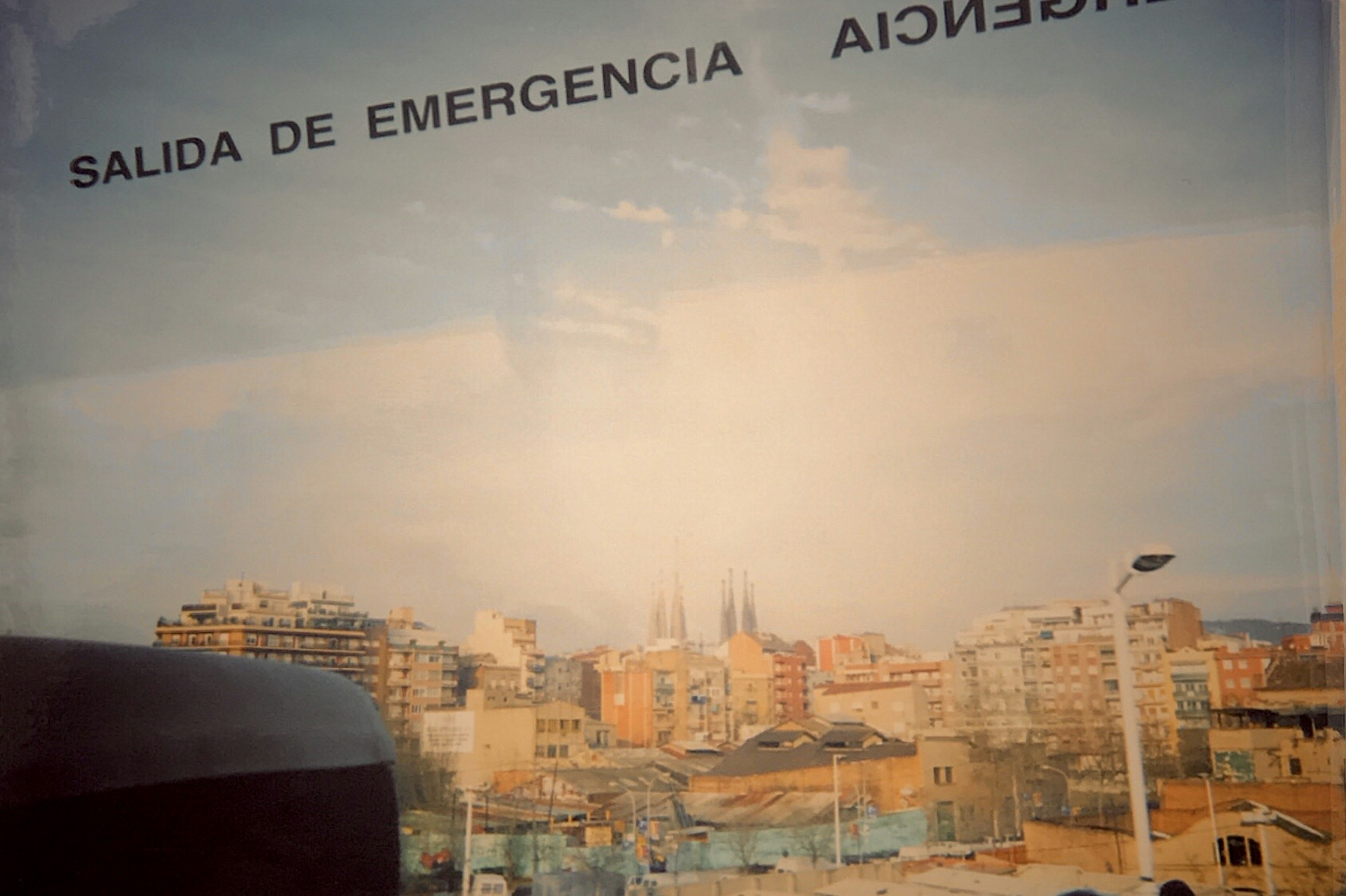 Paysage urbain avec un panneau de sortie de secours en espagnol