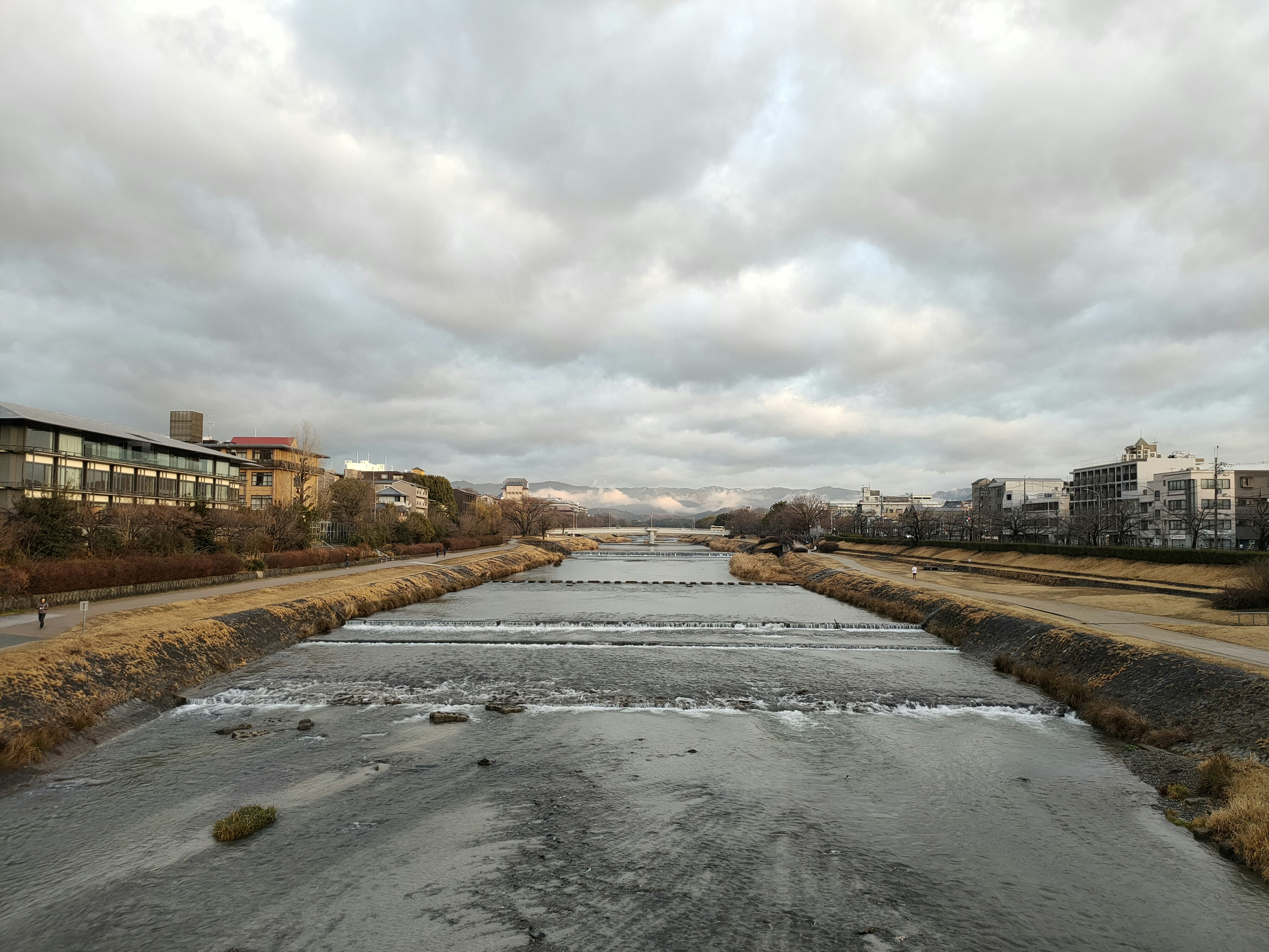 Ruhige Flusslandschaft mit bewölktem Himmel