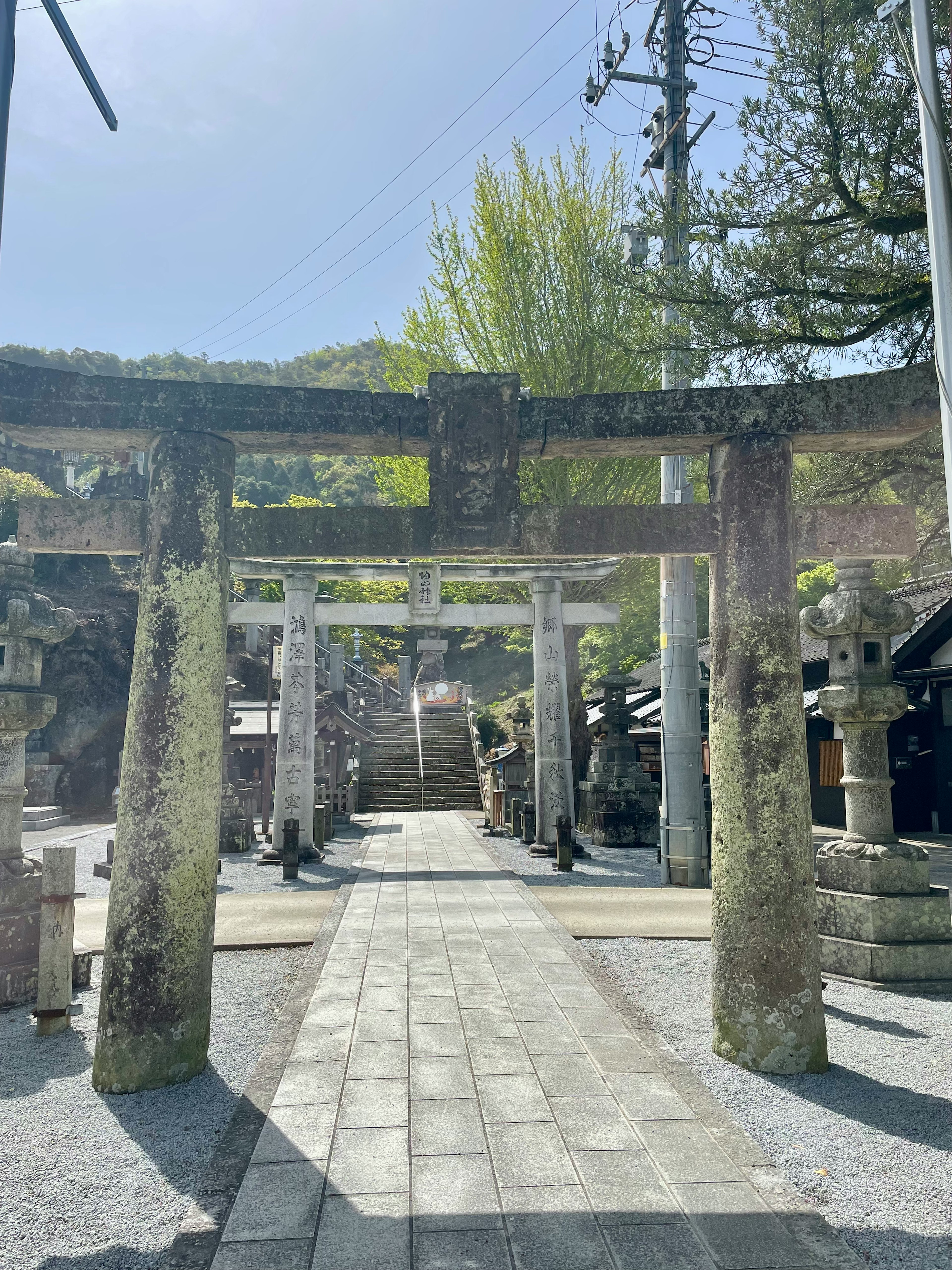 古い鳥居がある静かな神社の風景