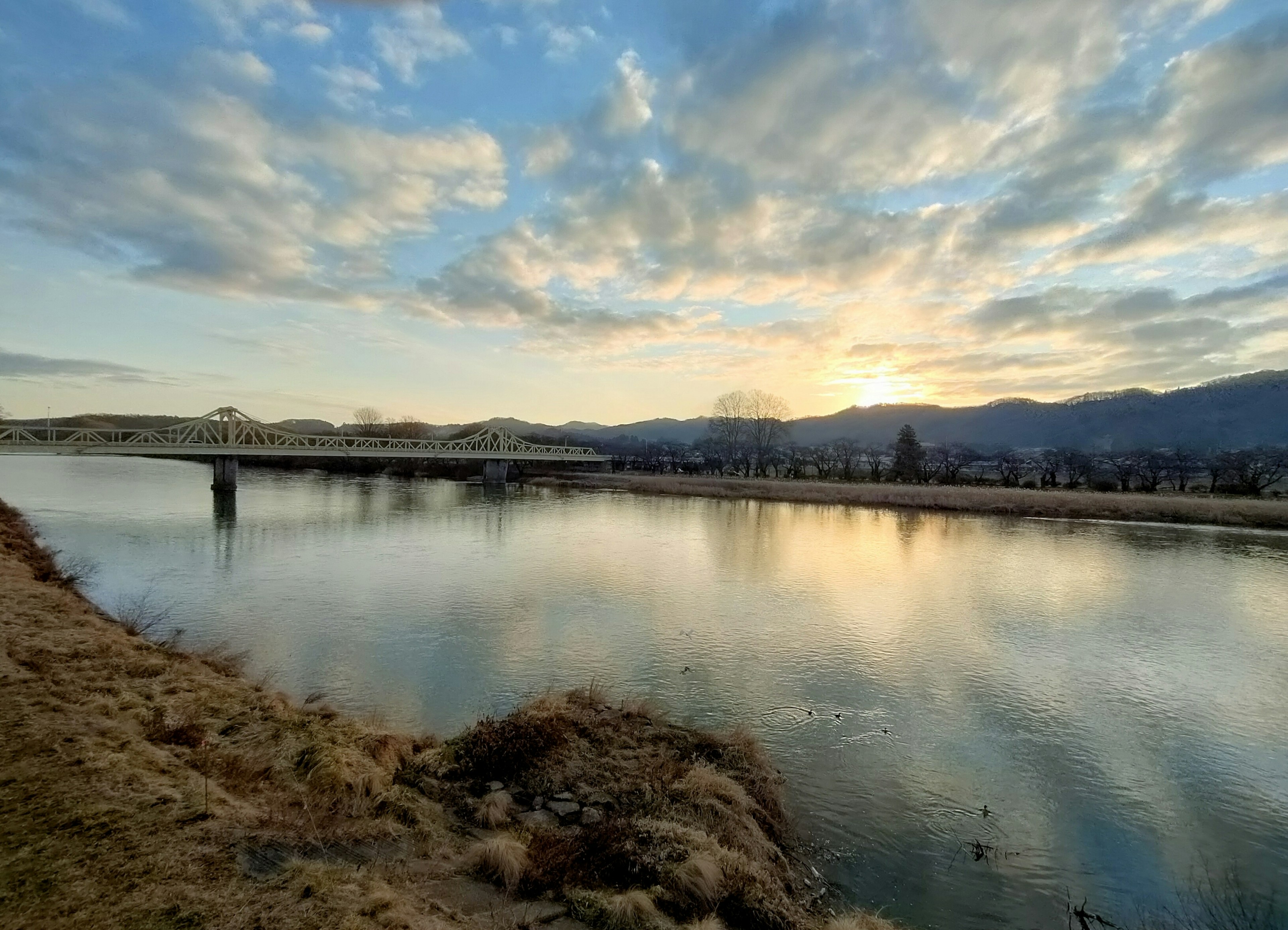 穏やかな川の風景と美しい夕焼けが映る景色