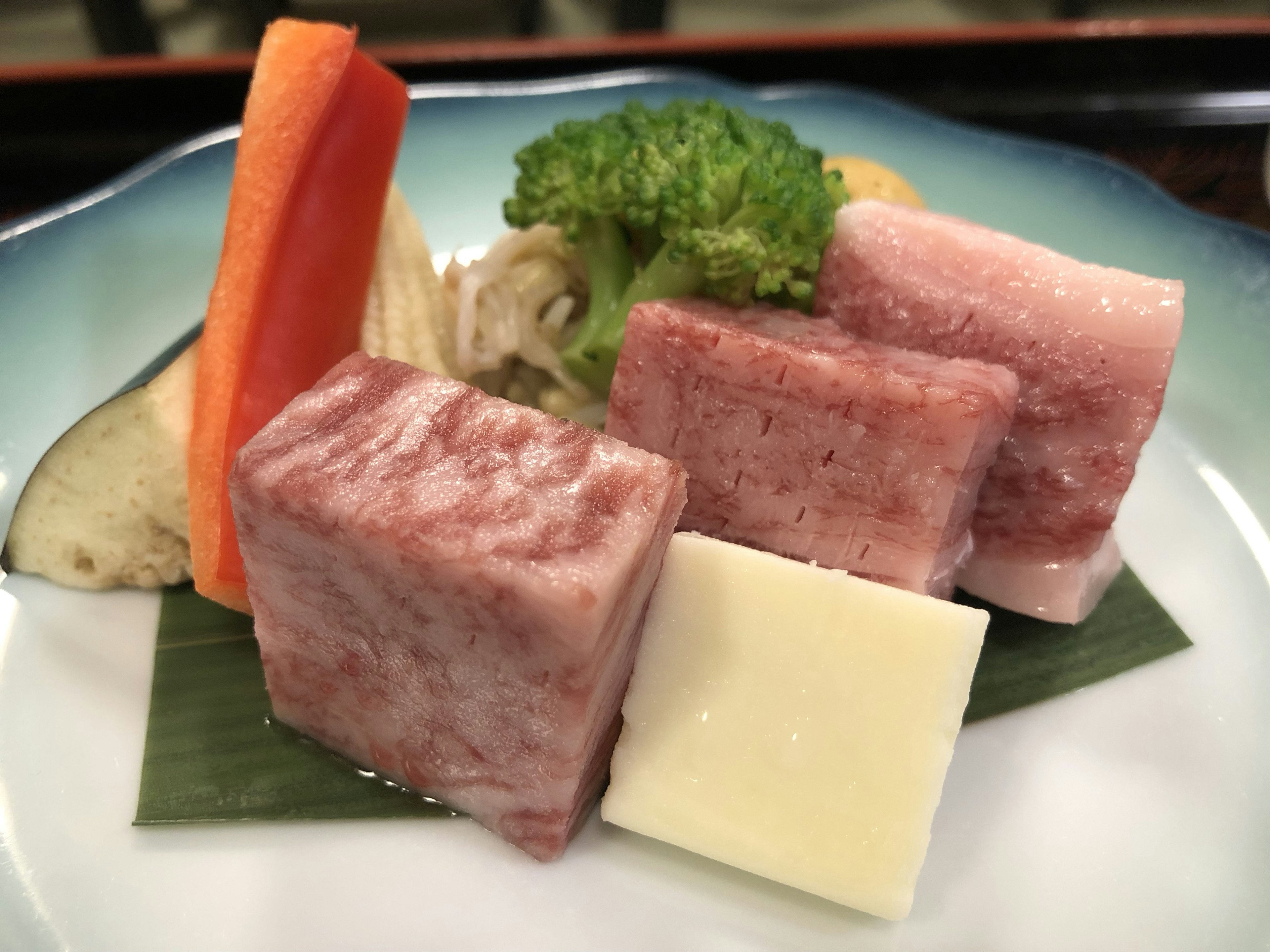 四角い肉のブロックと野菜の盛り合わせ