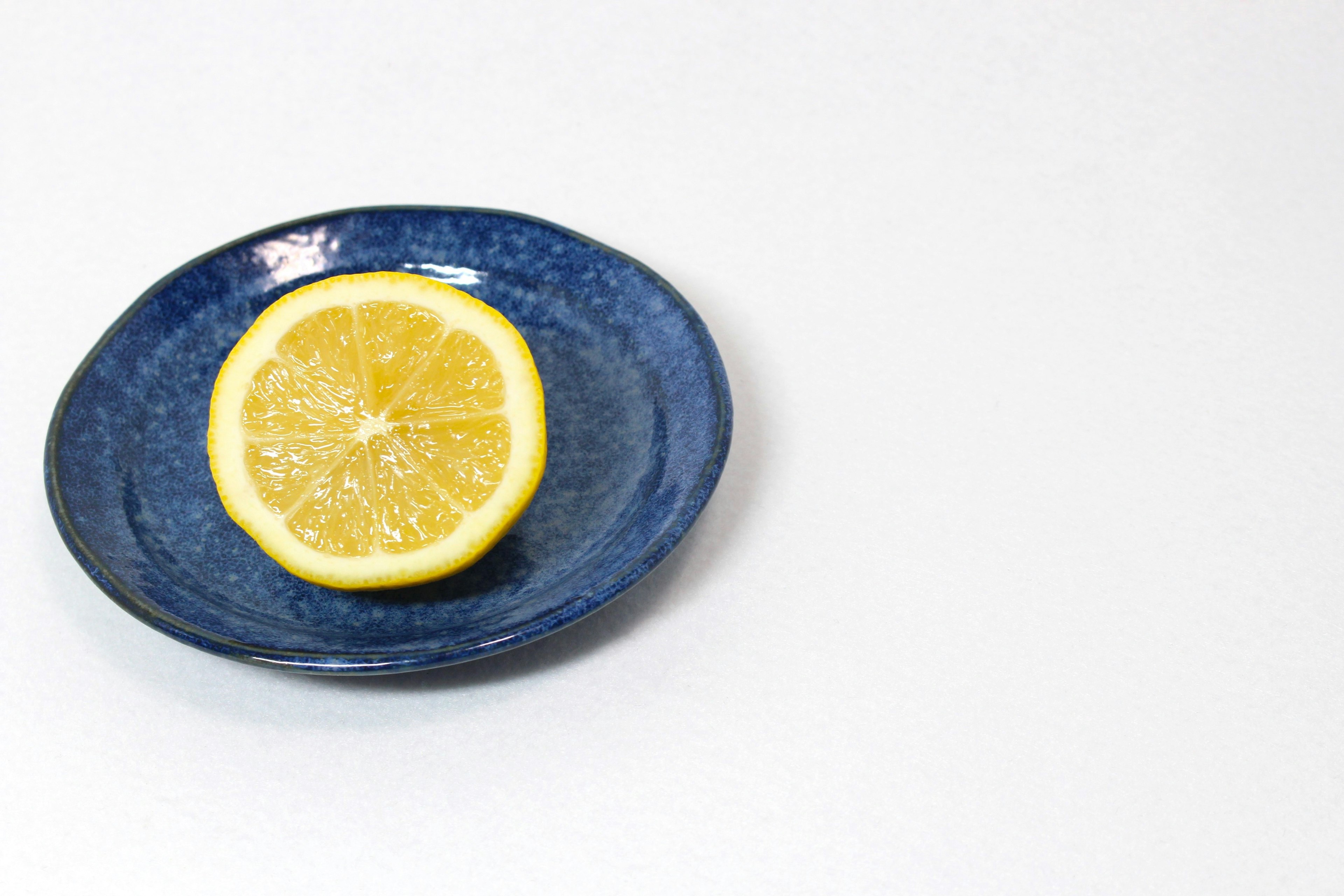 Demi-citron sur une assiette bleue