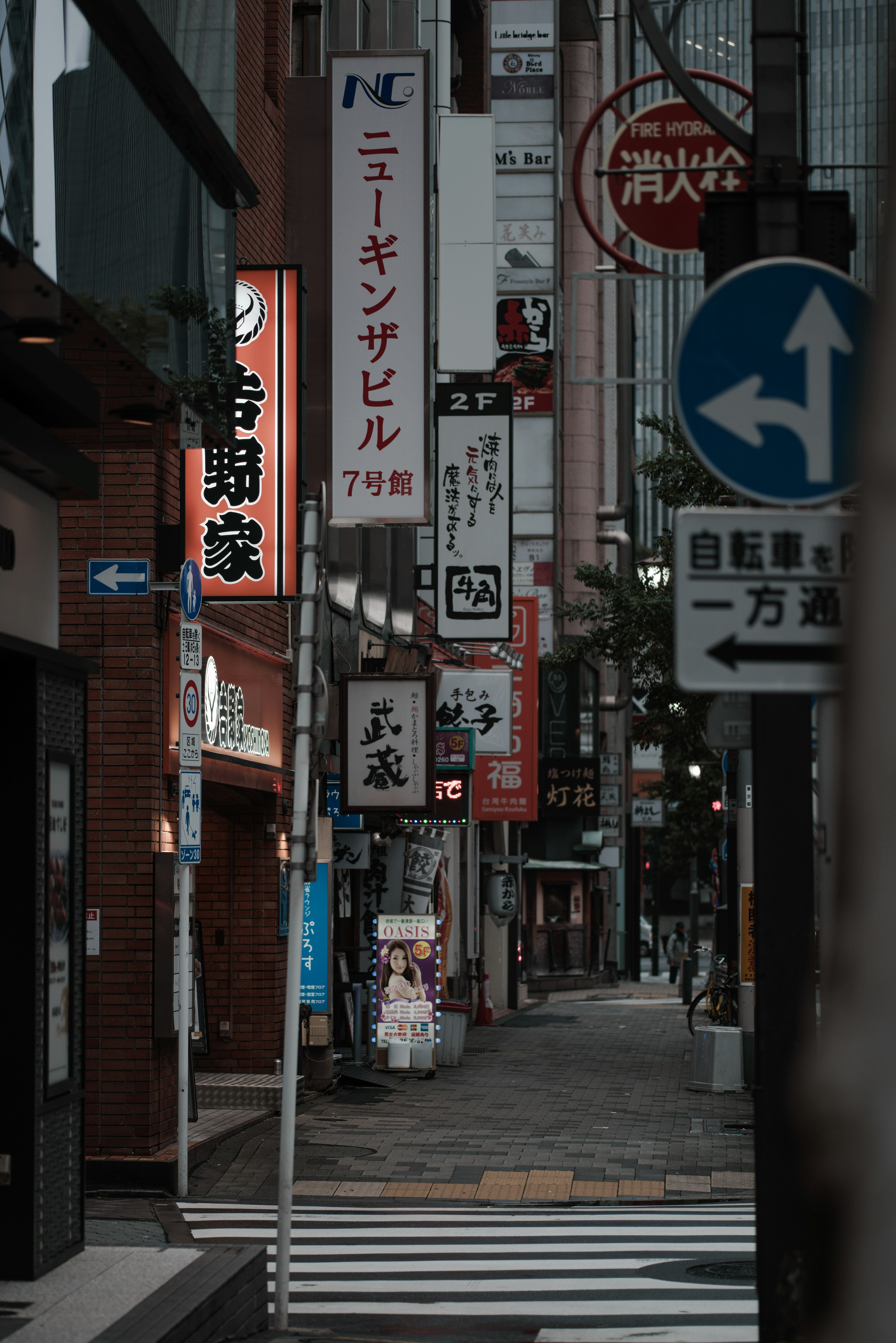 Calle japonesa tranquila con letreros y señales de tráfico