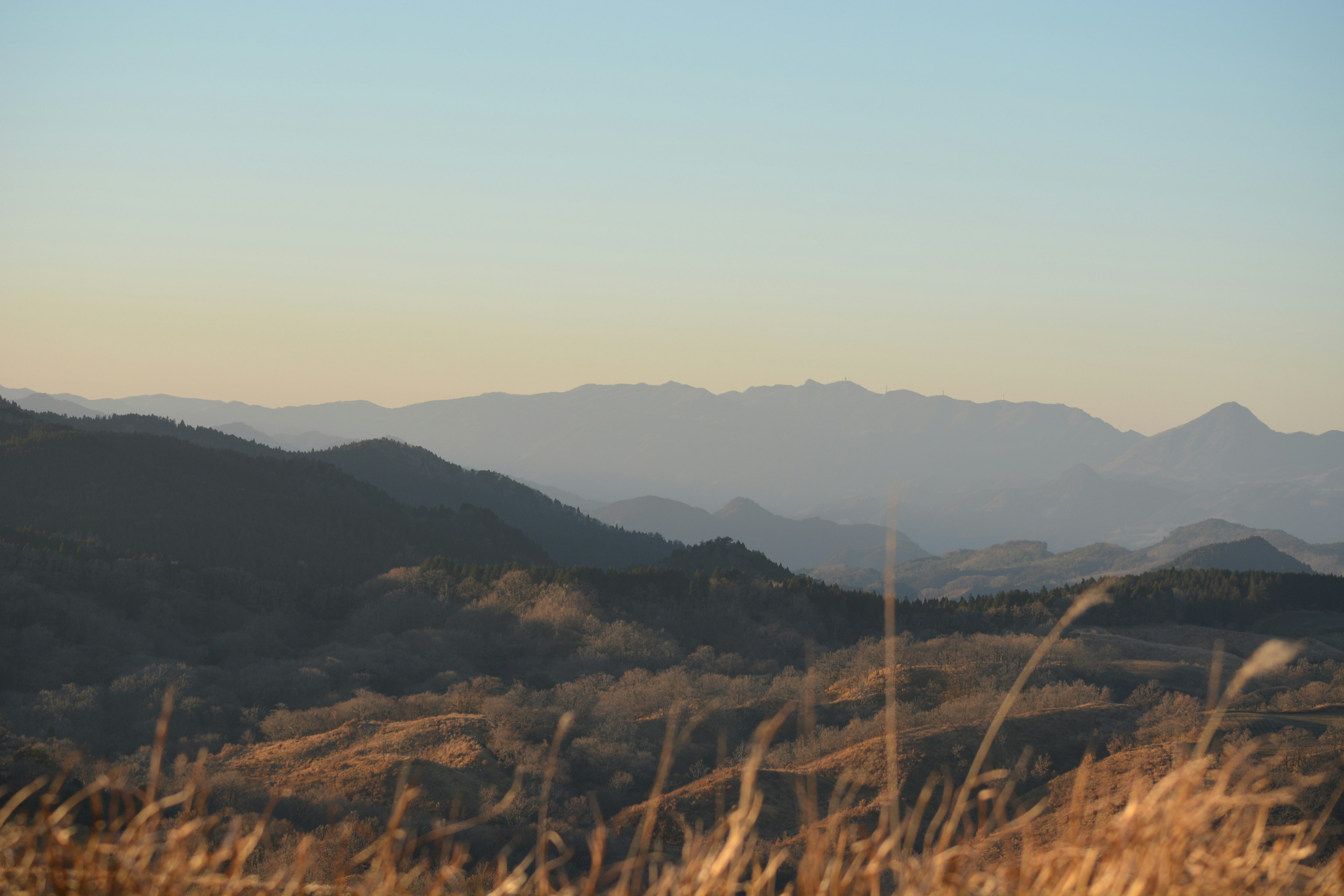 Foto de paisaje con colinas onduladas y montañas distantes