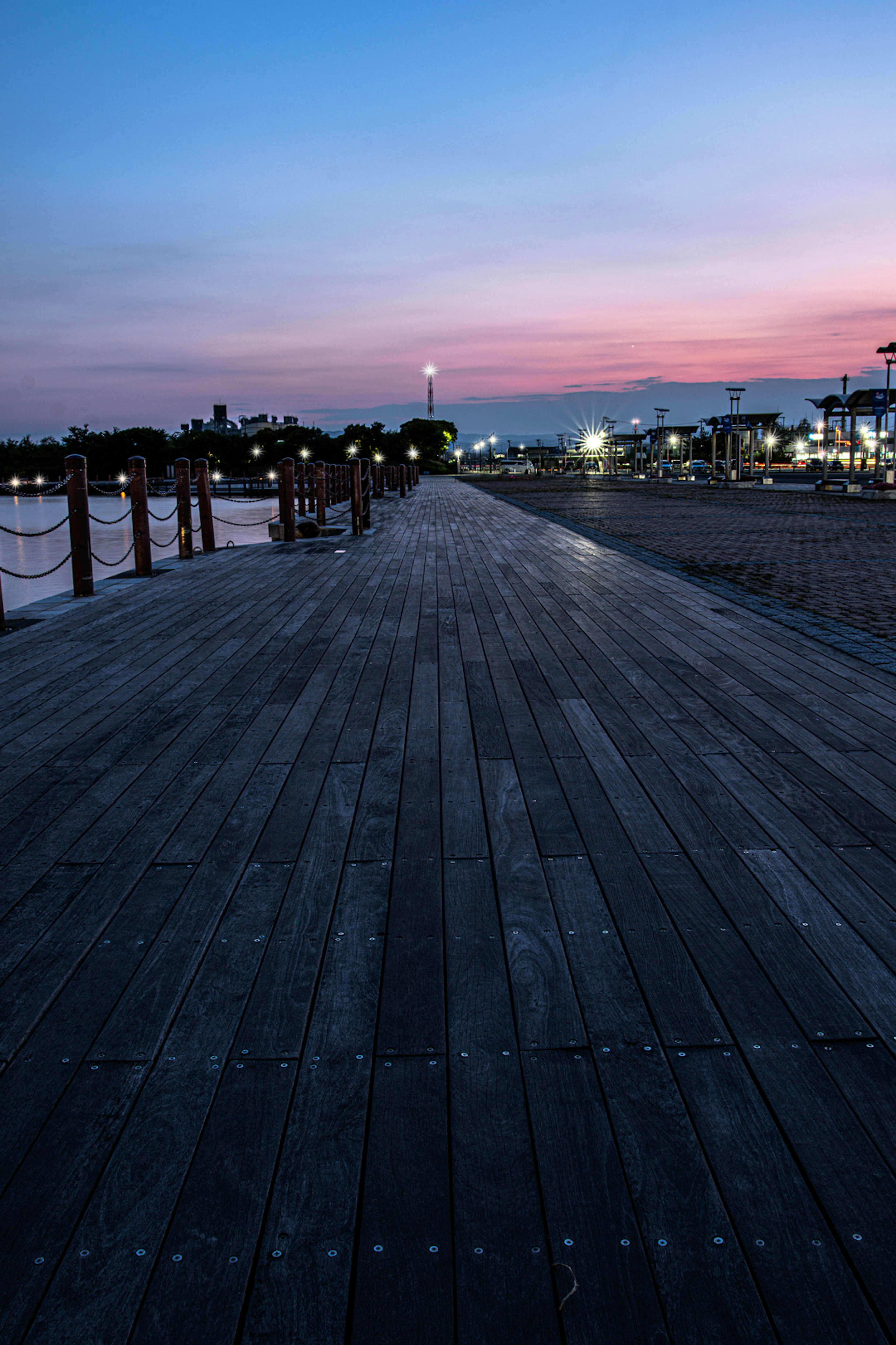 Paesaggio di un molo in legno con cielo al tramonto