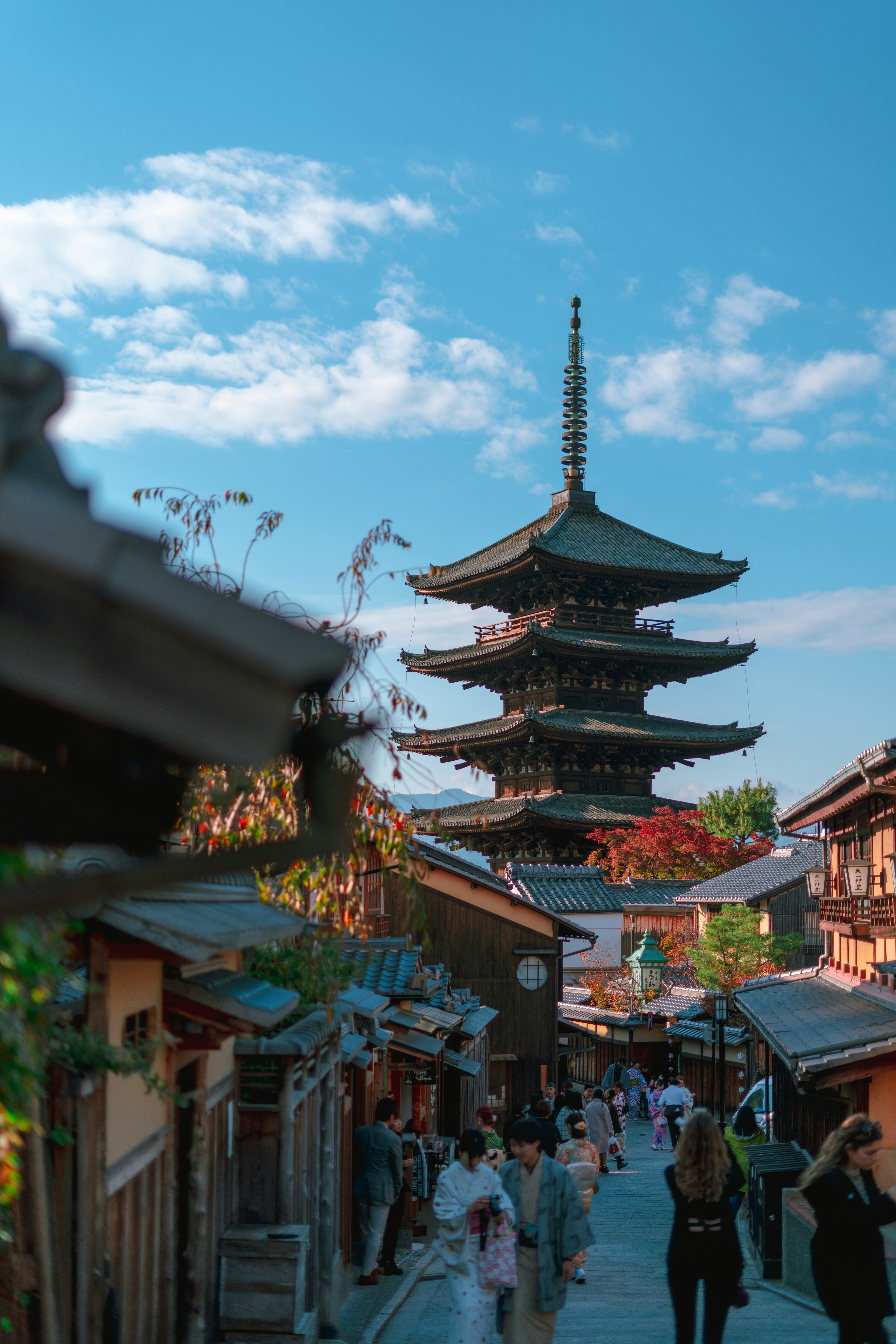 Calle histórica con una pagoda bajo un cielo azul