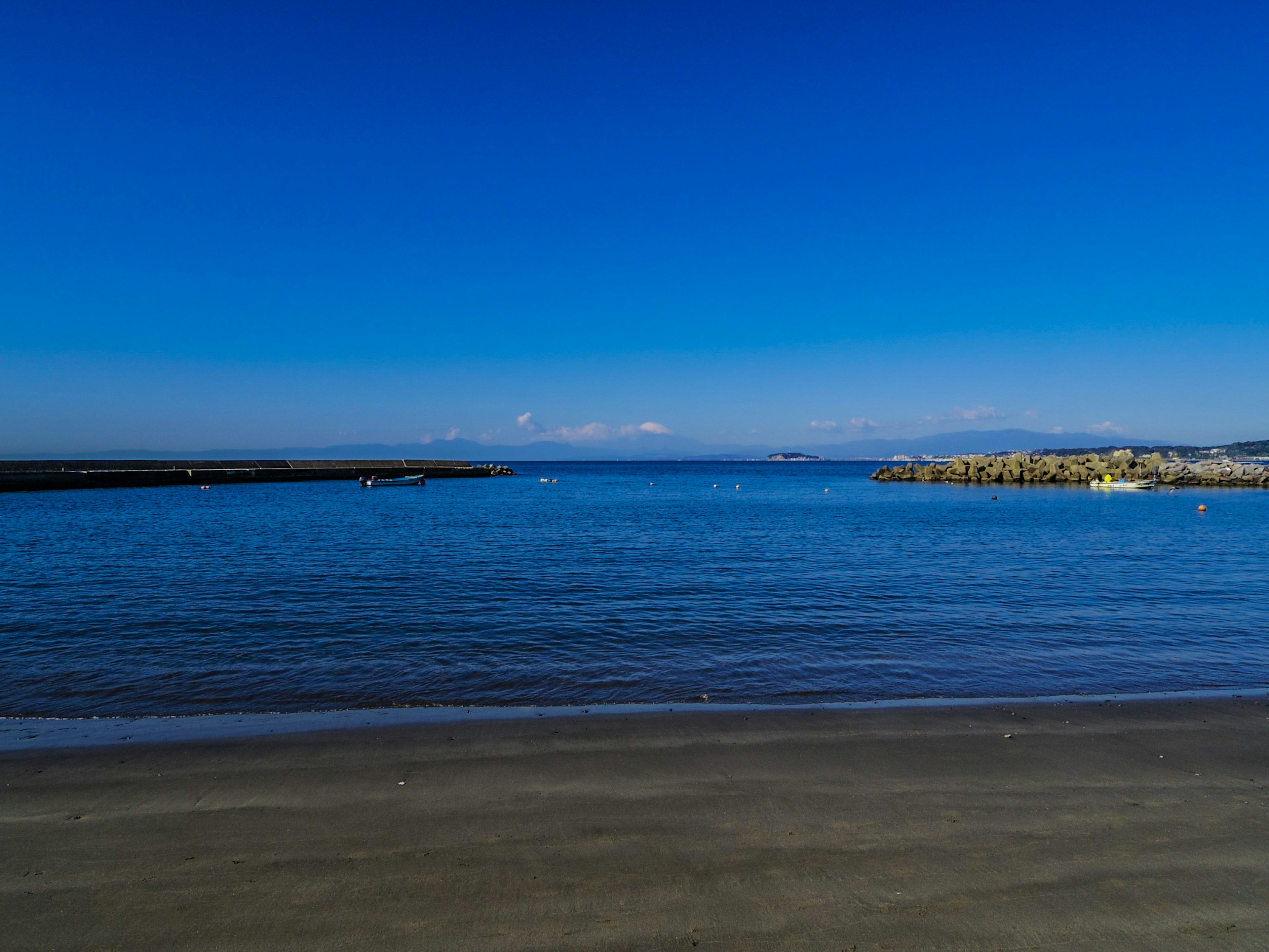 Szenische Ansicht eines blauen Himmels und ruhigen Meeres