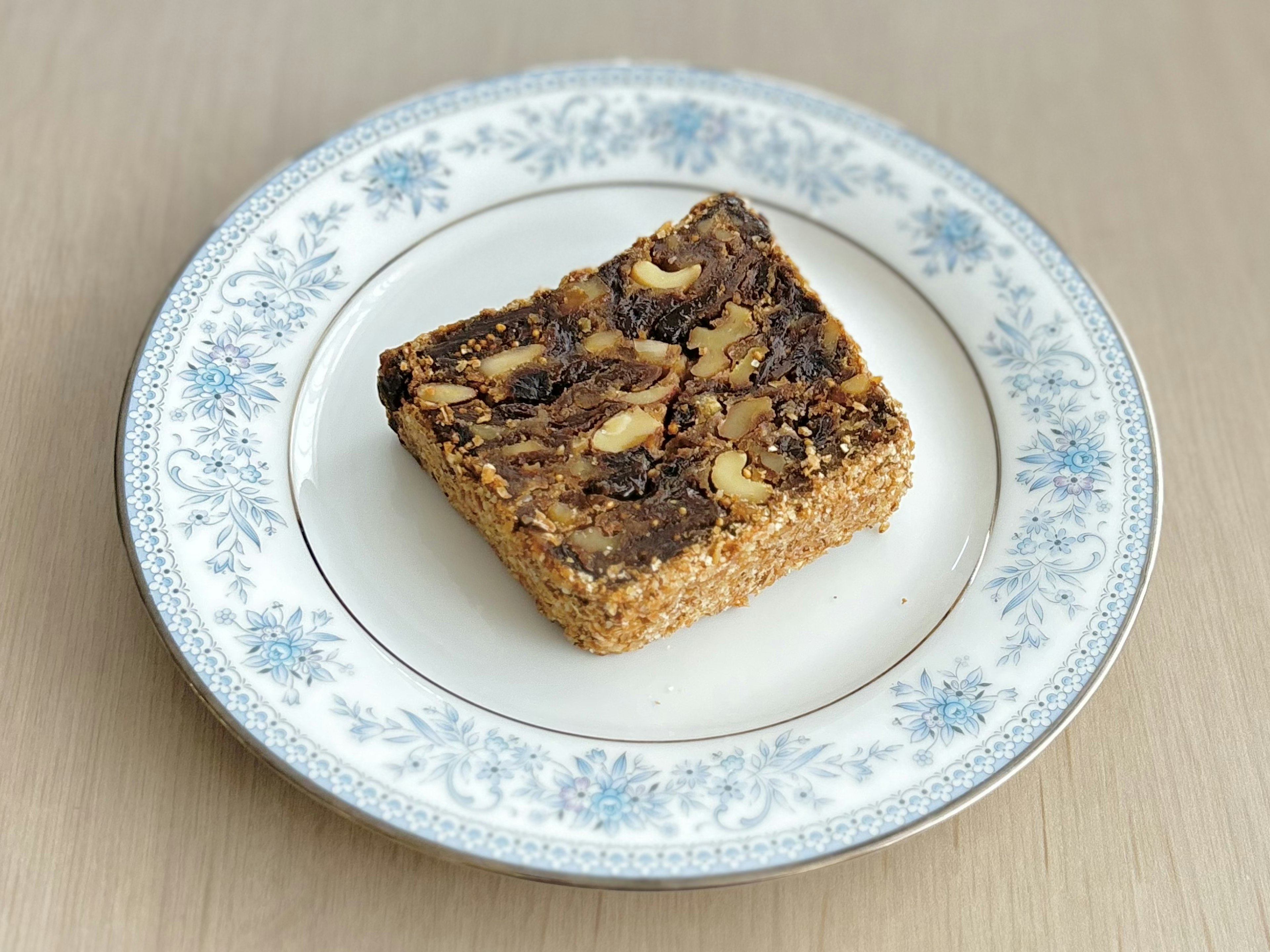 Ein Stück Schokoladenbrownie auf einem weißen Teller