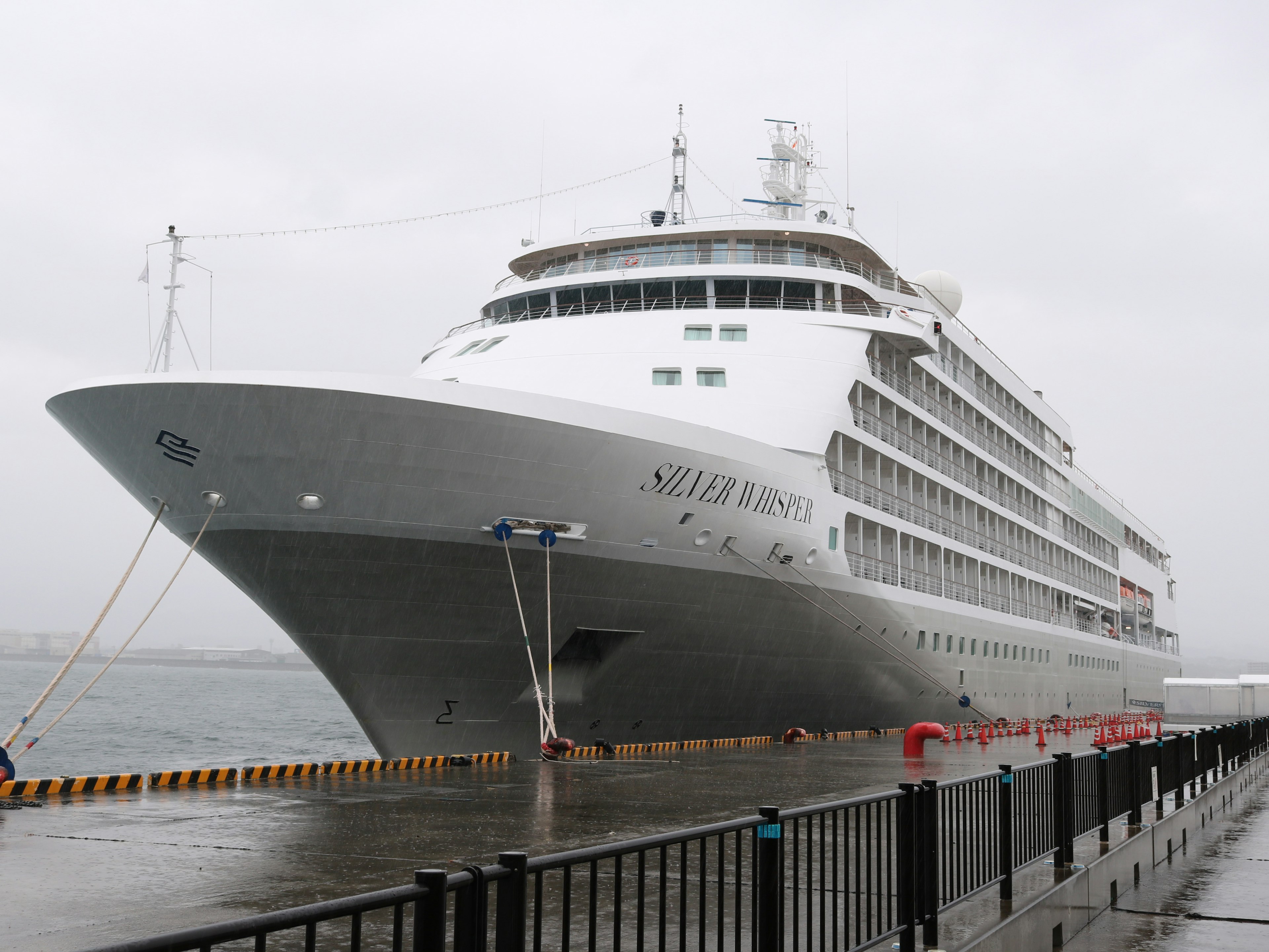 Grand bateau de croisière amarré au port