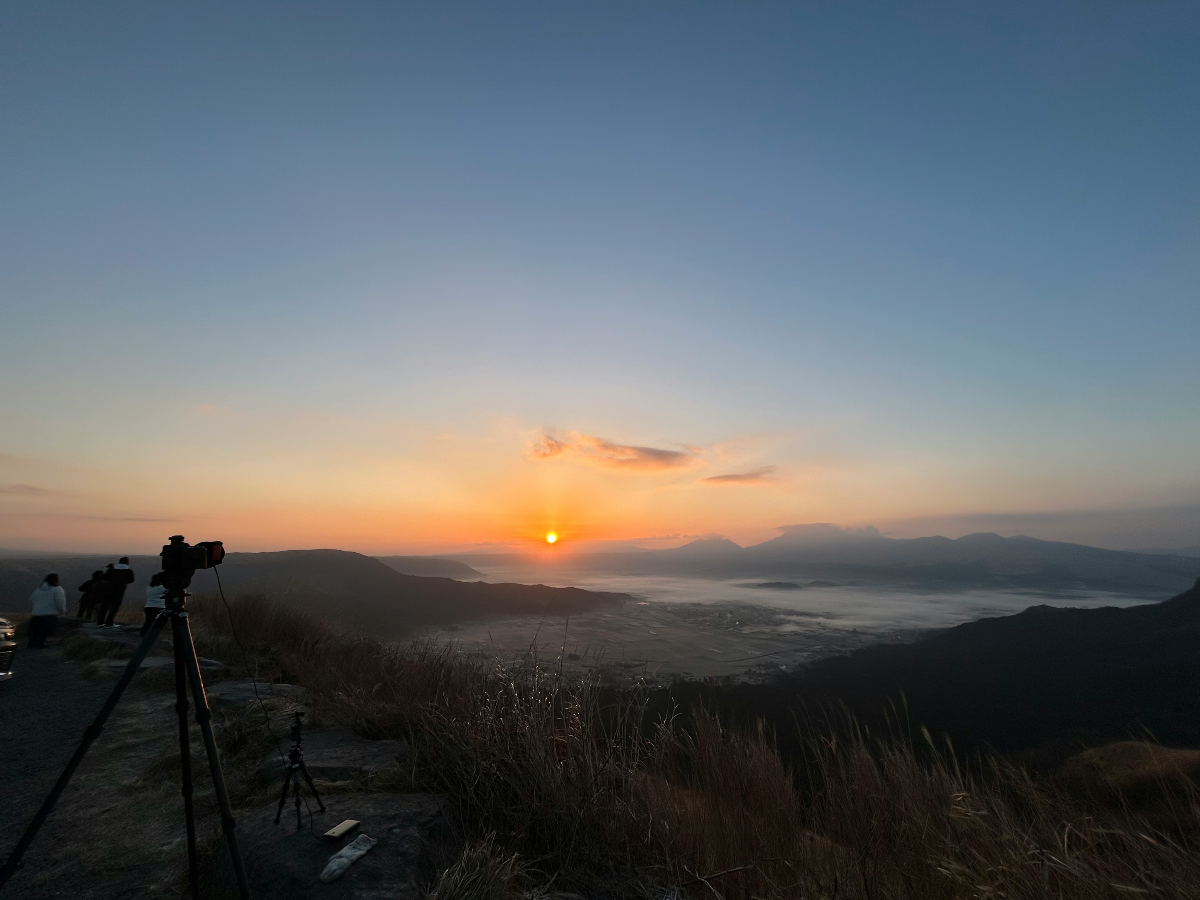 Hermoso amanecer sobre las montañas con cámaras alineadas