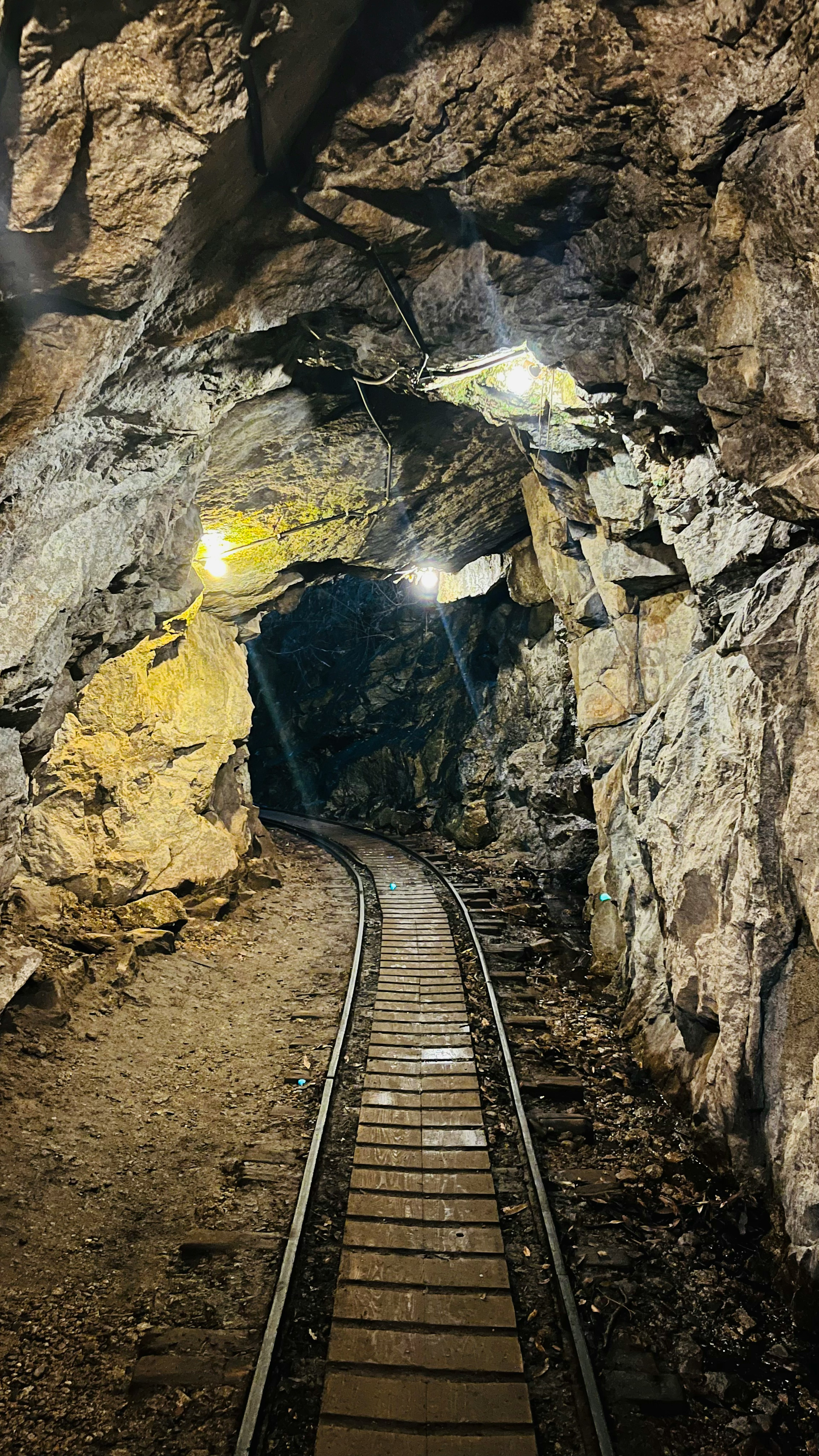 黑暗隧道內有鐵路軌道和岩石牆壁