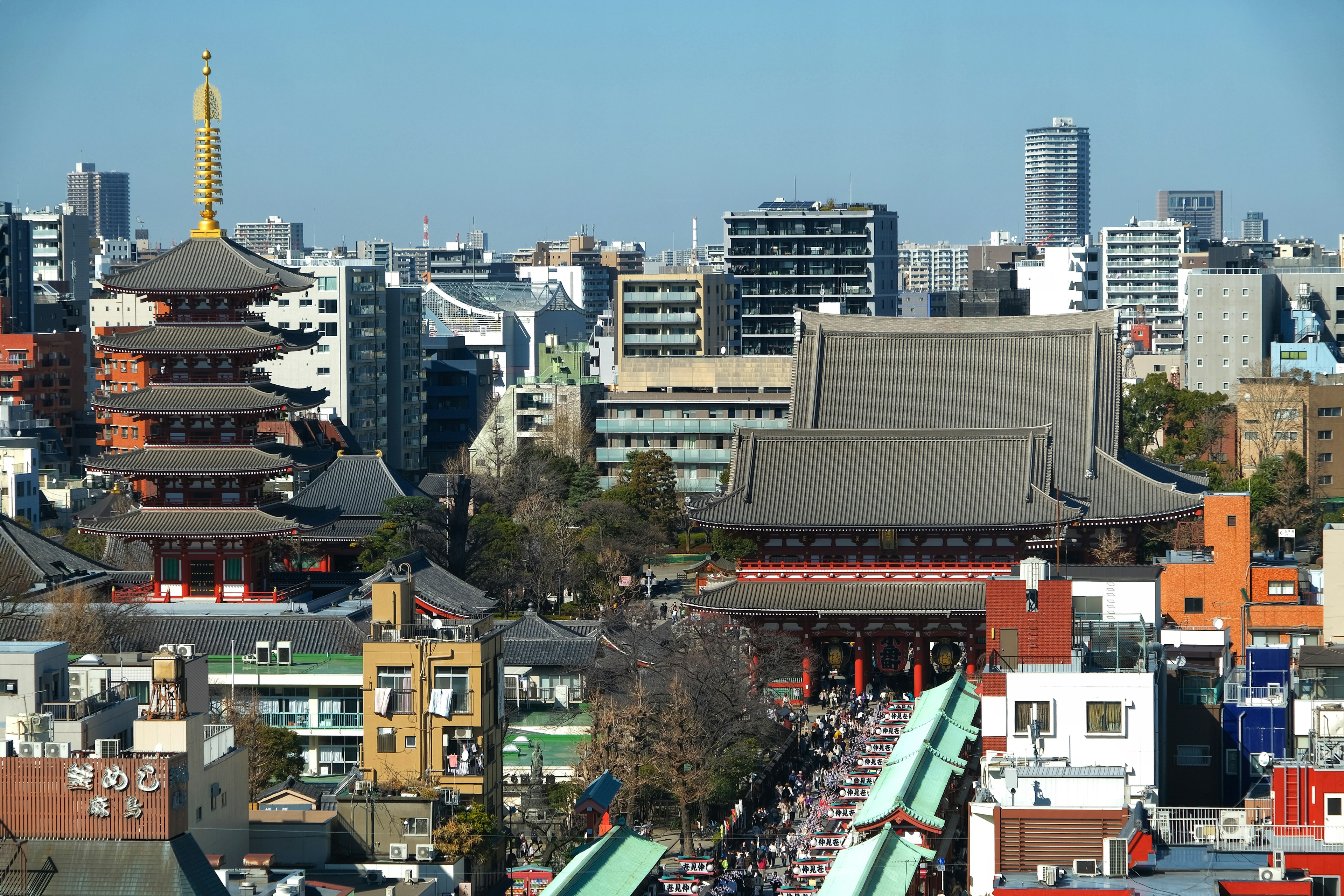 Kiến trúc cổ điển của đền Senso-ji ở Tokyo với các tòa nhà hiện đại ở phía sau