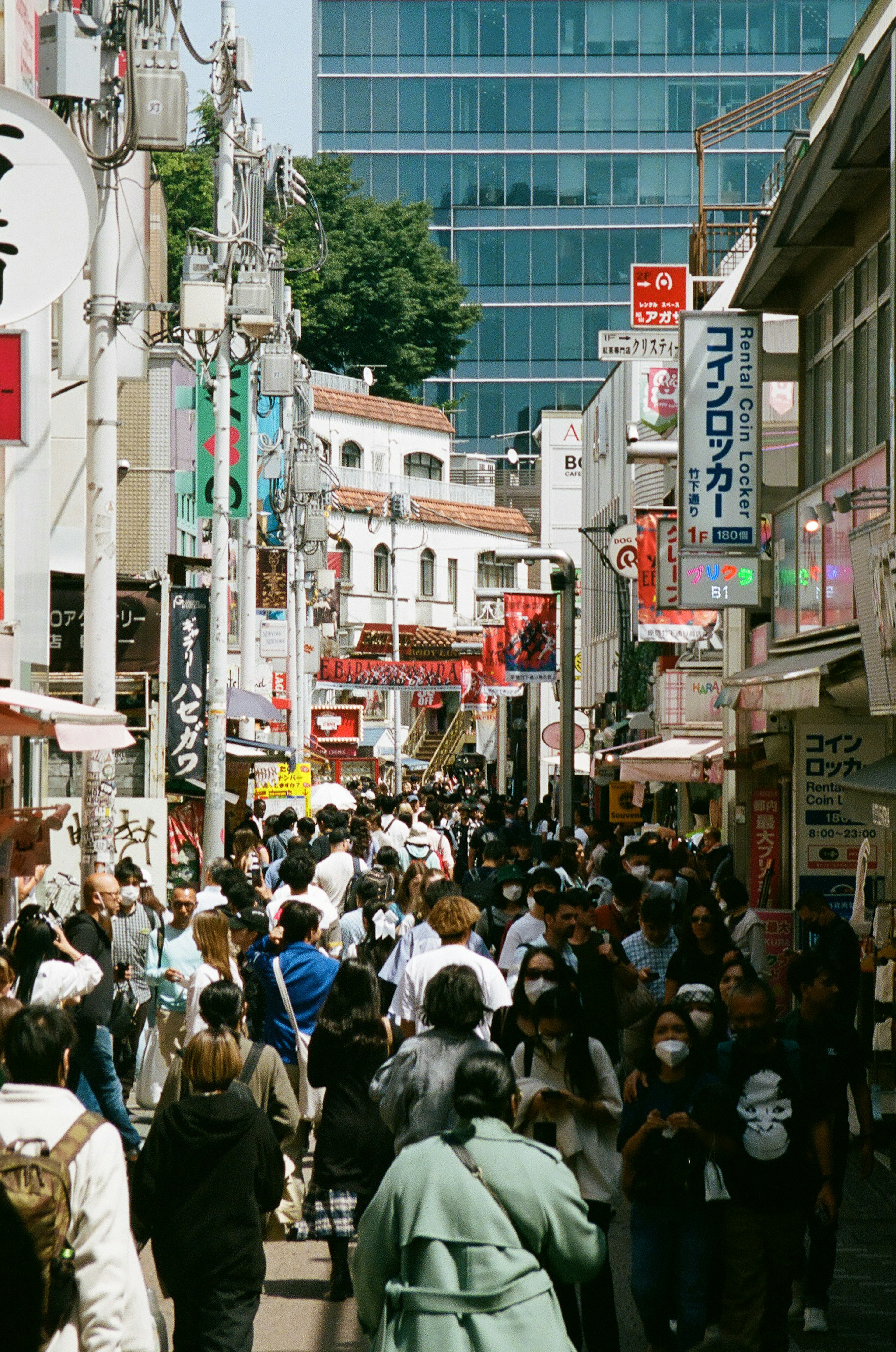 賑やかな通りに人々が溢れたシーン多くのショップと看板が並ぶ