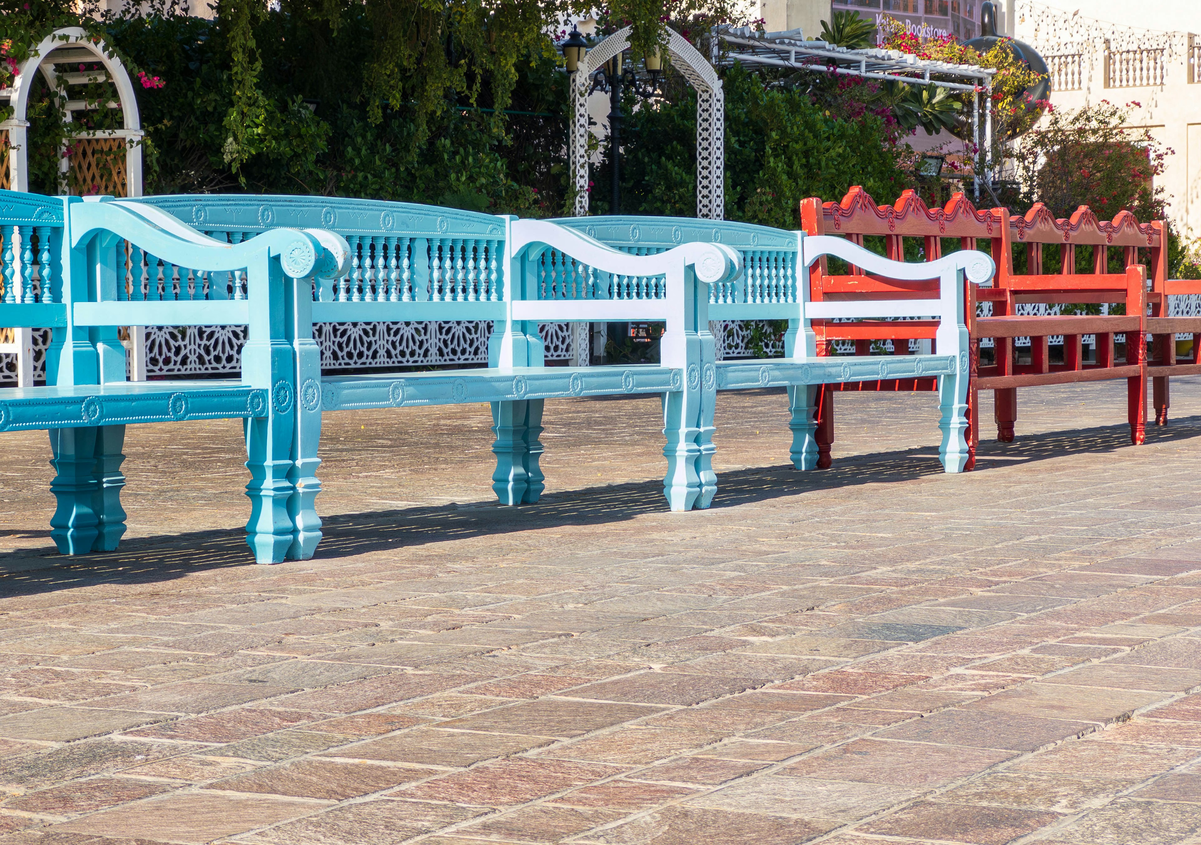 Bancs colorés alignés dans un cadre extérieur vibrant