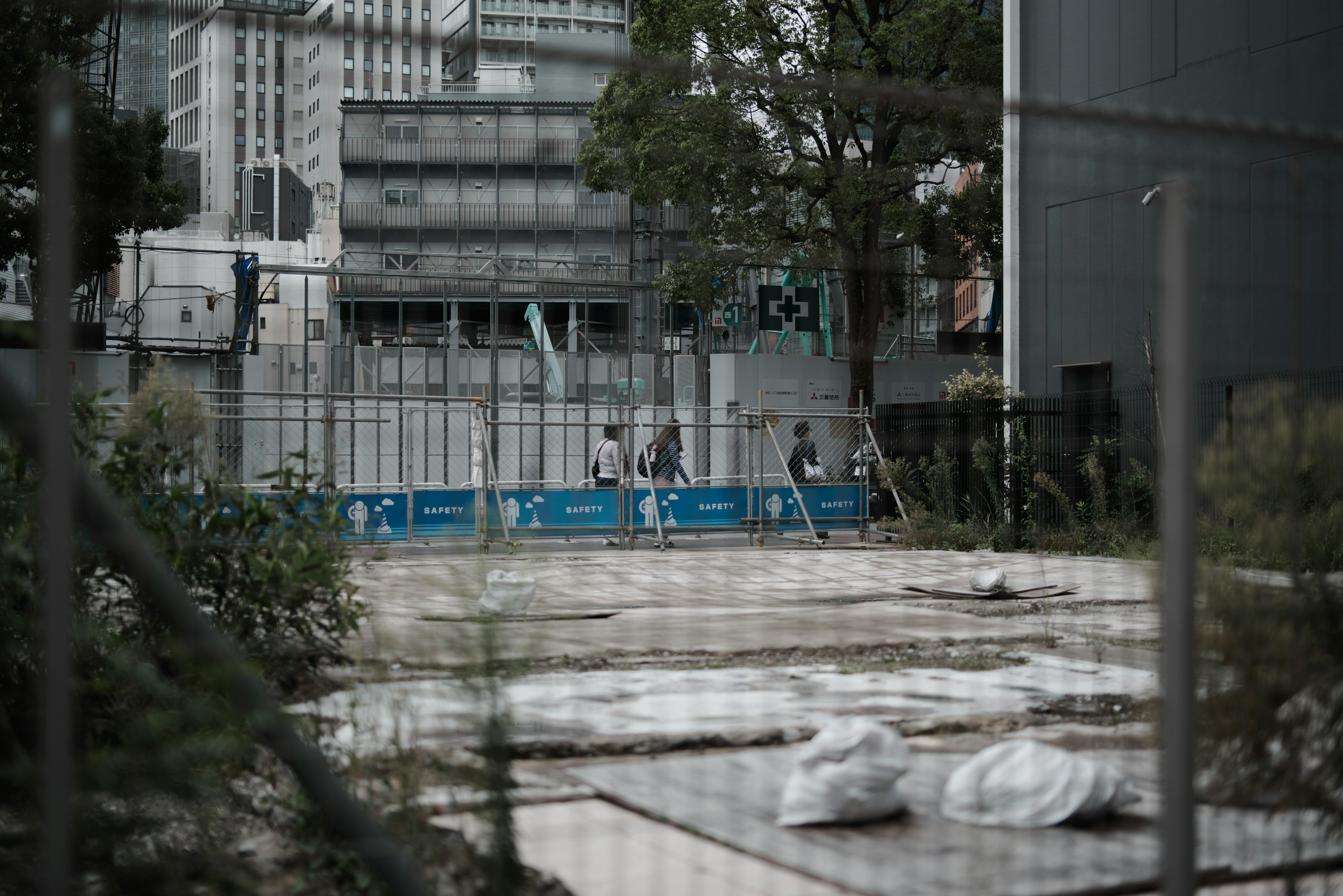 城市建設工地，工人和圍籬