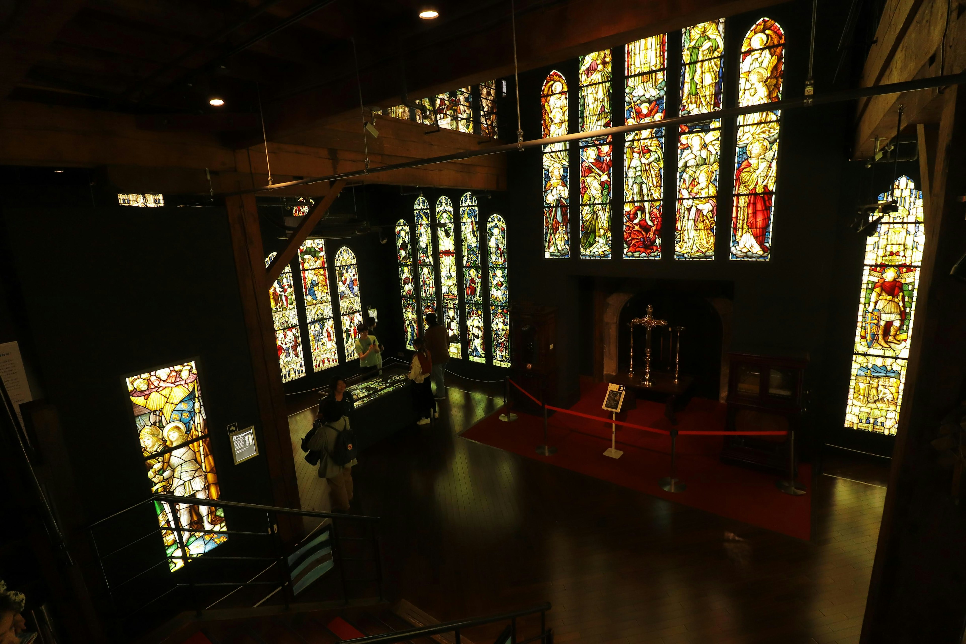 Vue intérieure d'une église avec de magnifiques vitraux