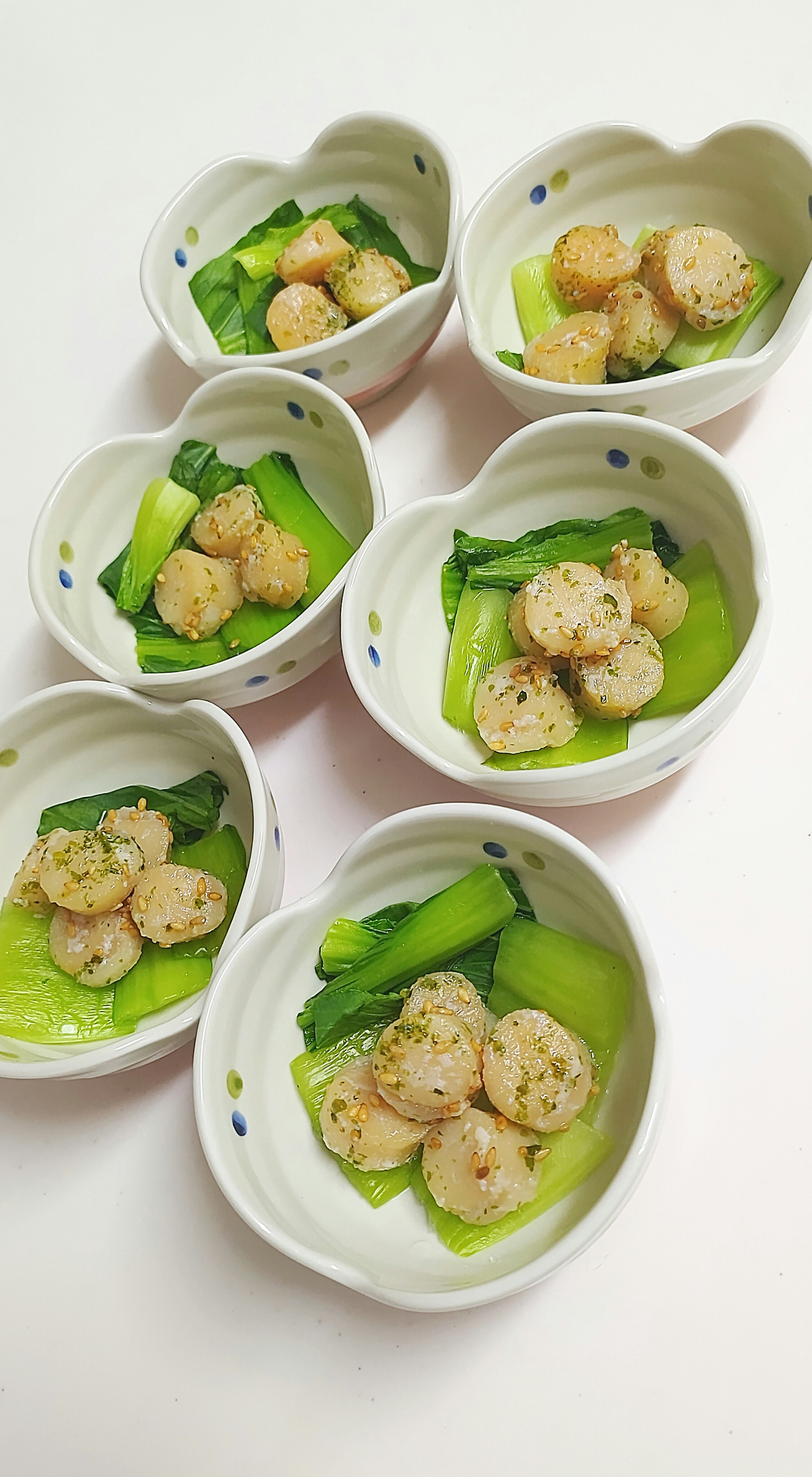 Un plato con albóndigas y verduras servido en tazones en forma de corazón dispuestos en grupo