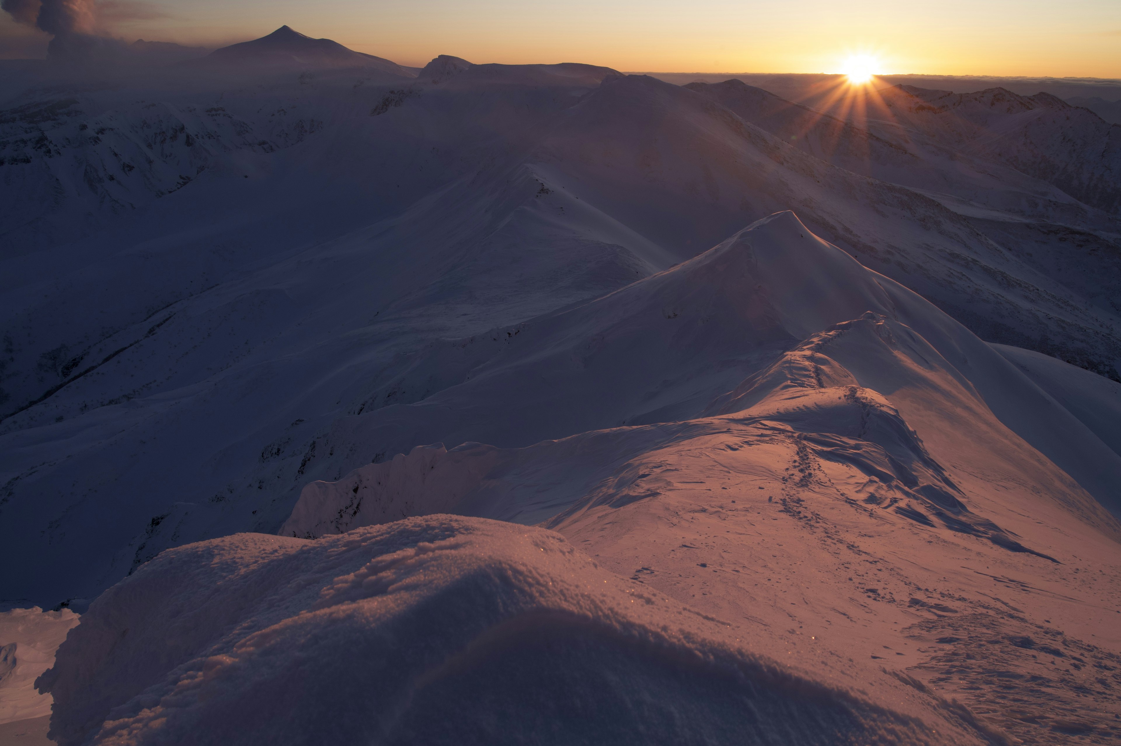 Schneebedeckte Berge mit einem schönen Sonnenuntergang