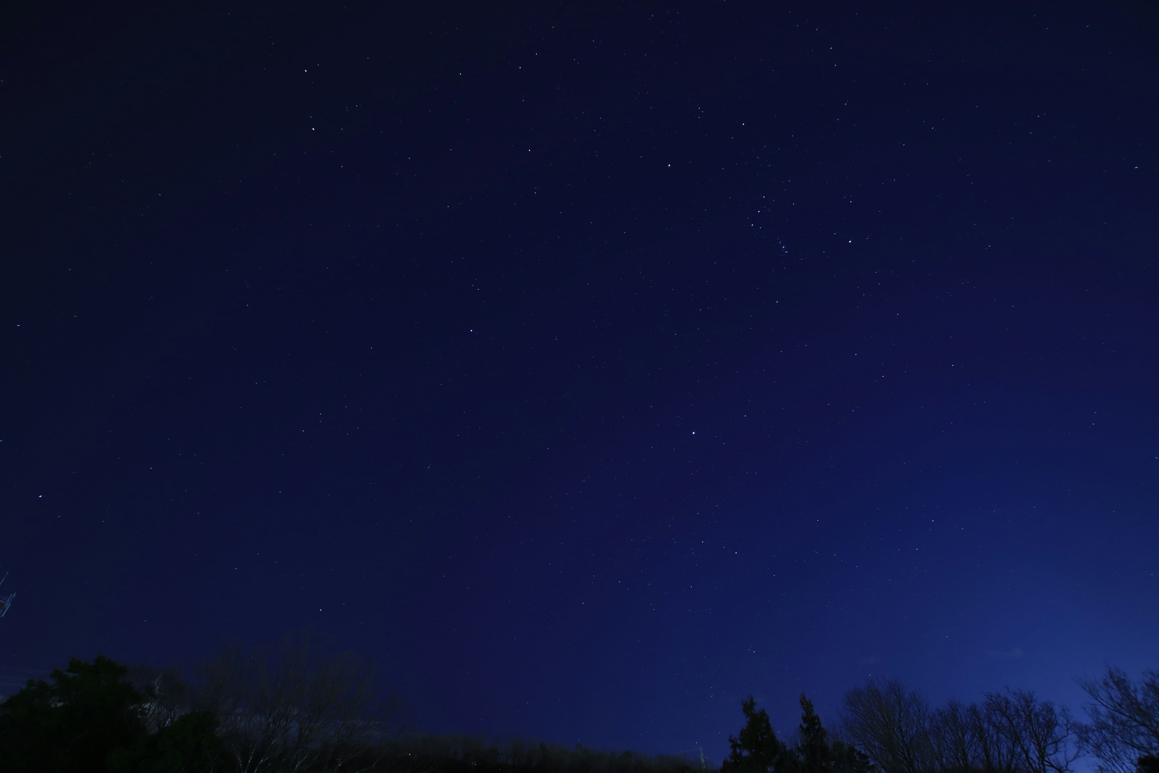 Cielo notturno stellato con stelle visibili e sfondo scuro