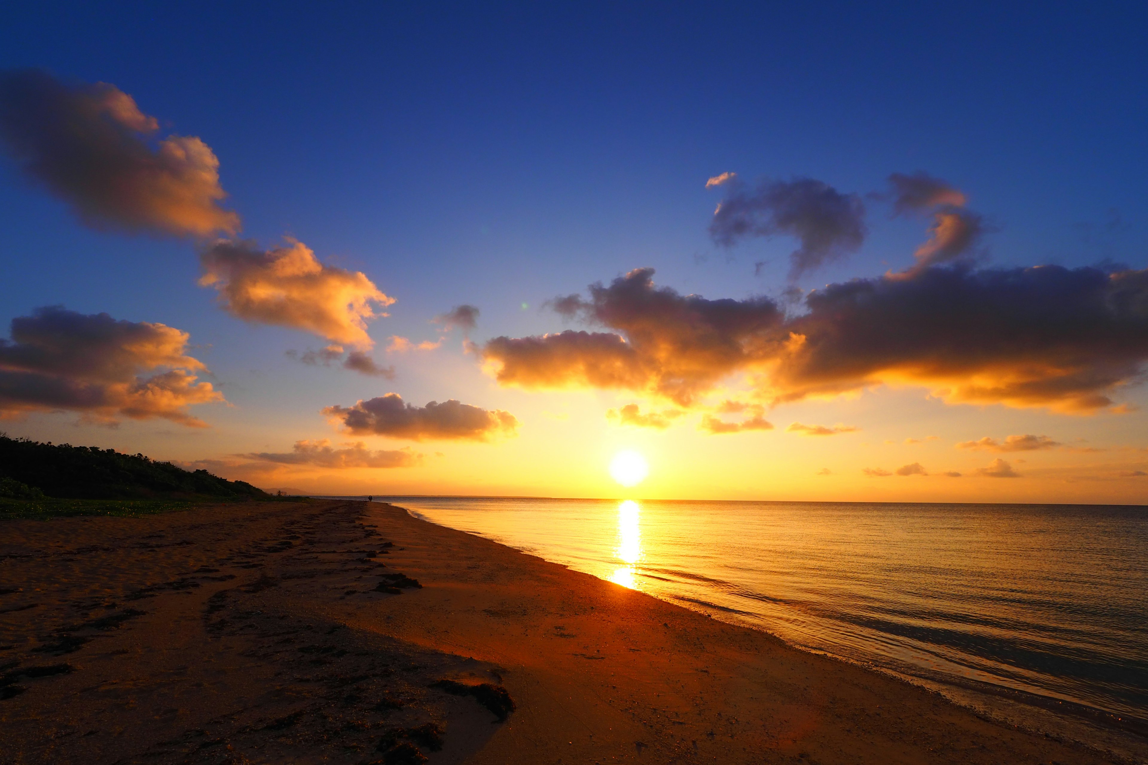 Hermoso atardecer reflejándose en la playa y el océano