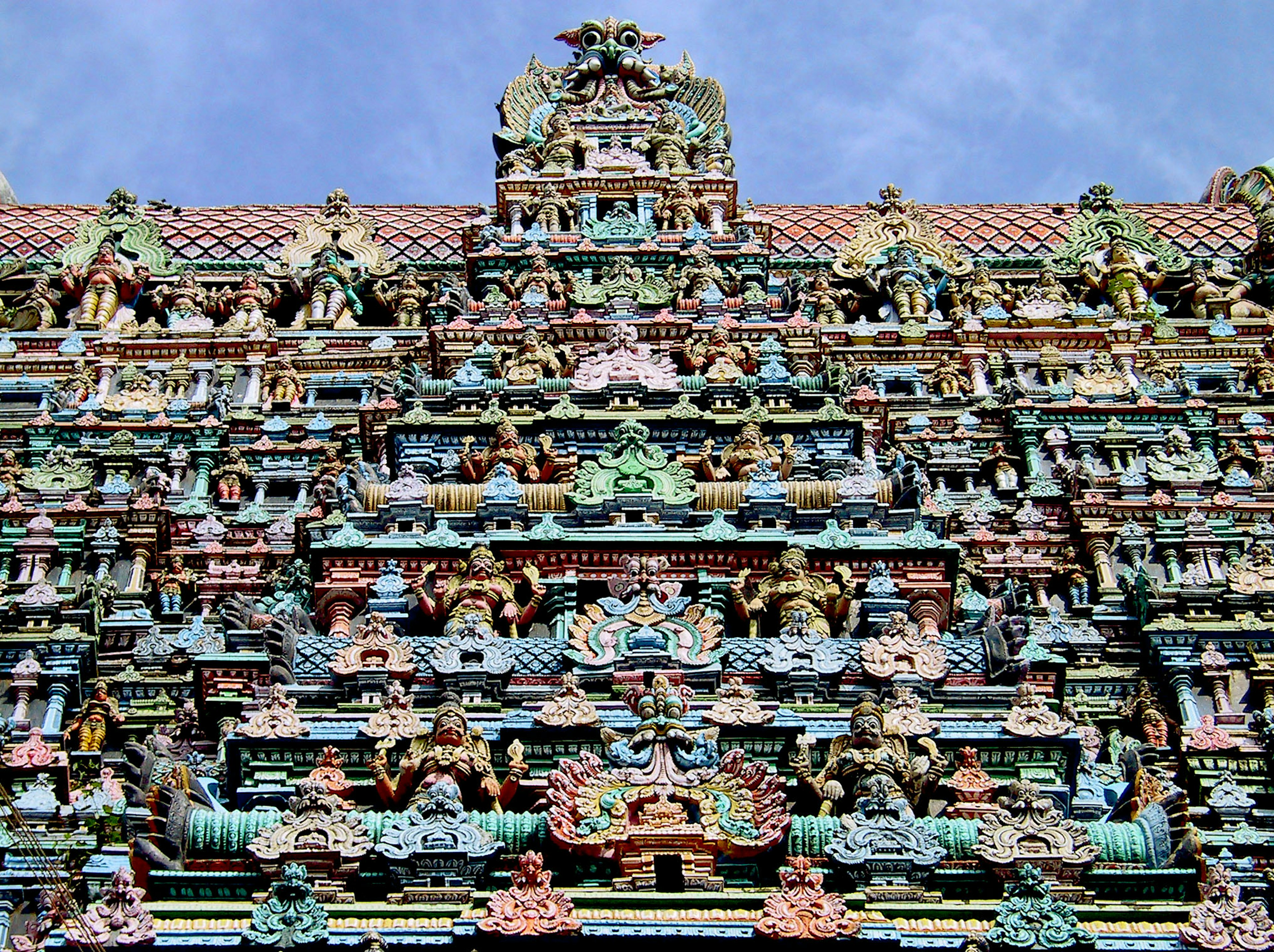 Façade décorative colorée d'un temple hindou avec des sculptures détaillées