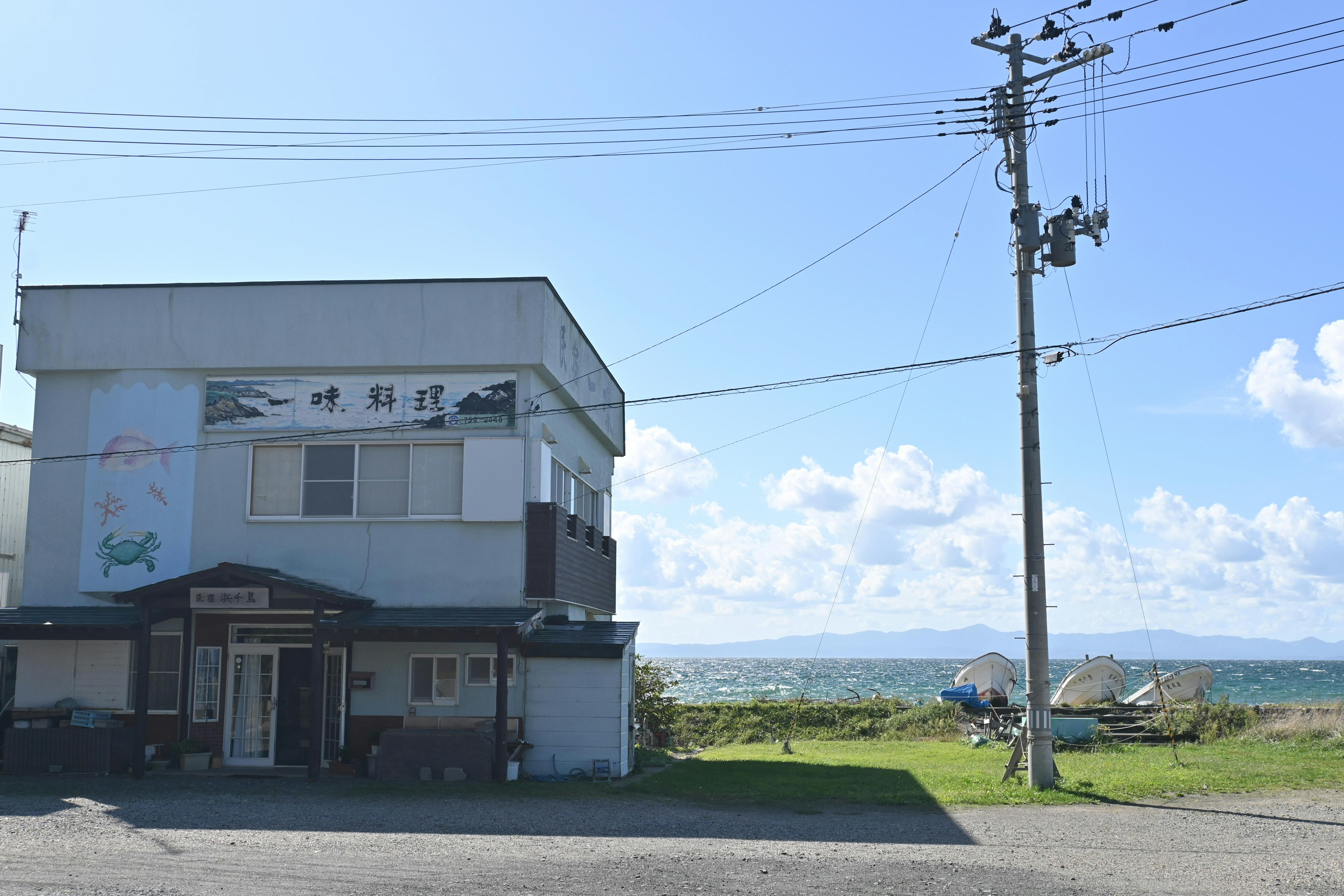 Edificio bianco vicino al mare con cielo azzurro