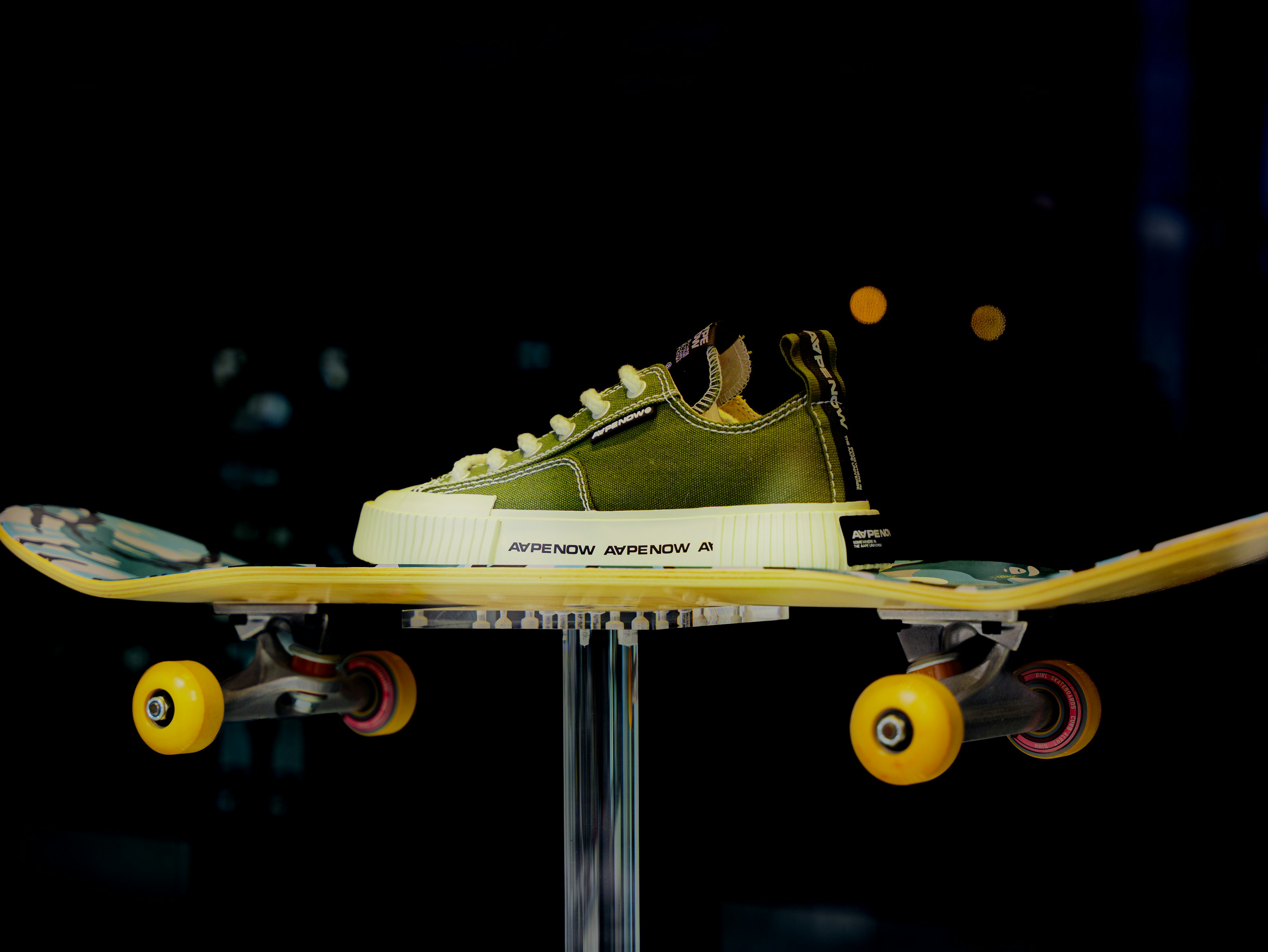 Une sneaker verte distinctive exposée sur une planche de skateboard