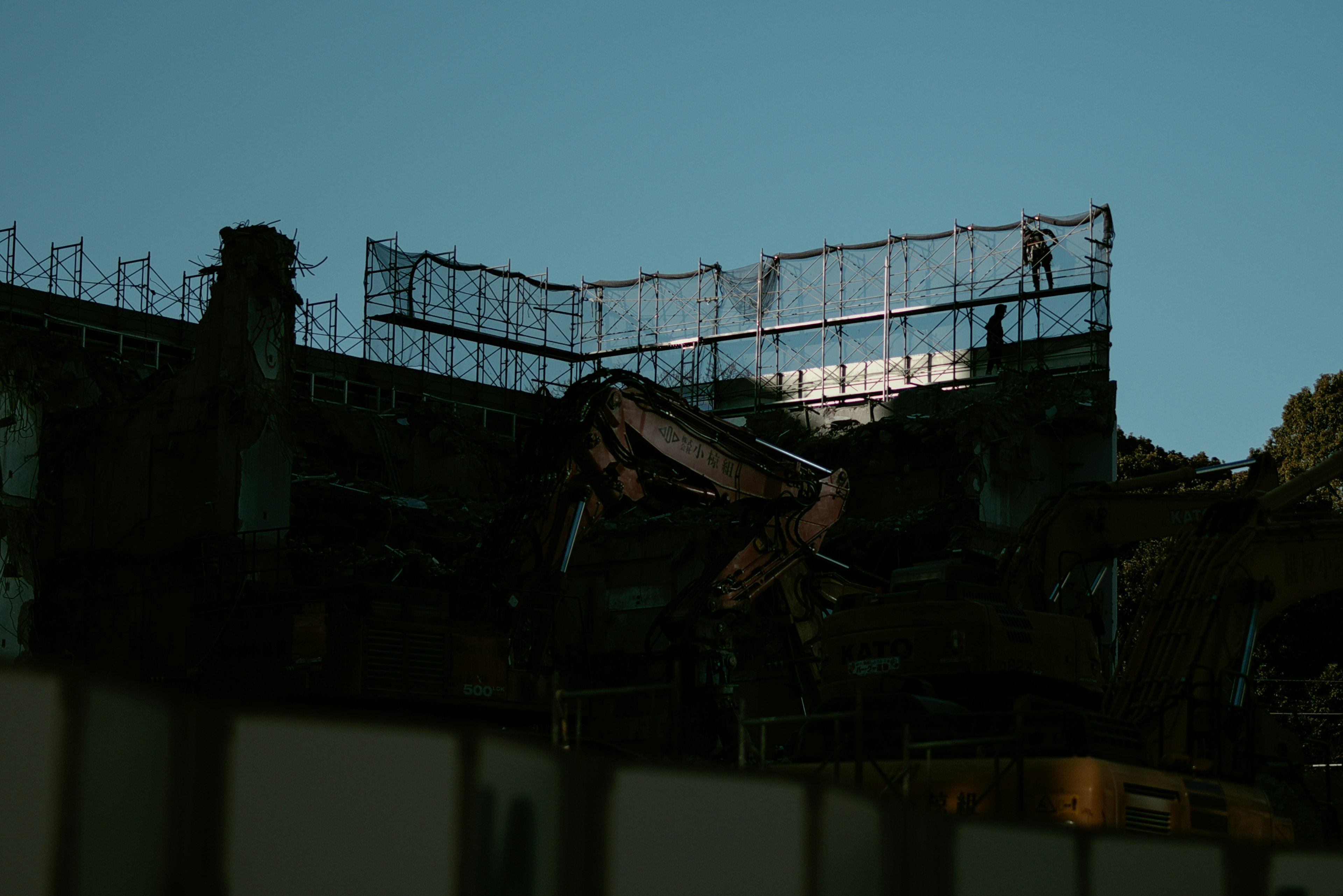 Abendansicht einer Baustelle mit einem Kran und Gerüst