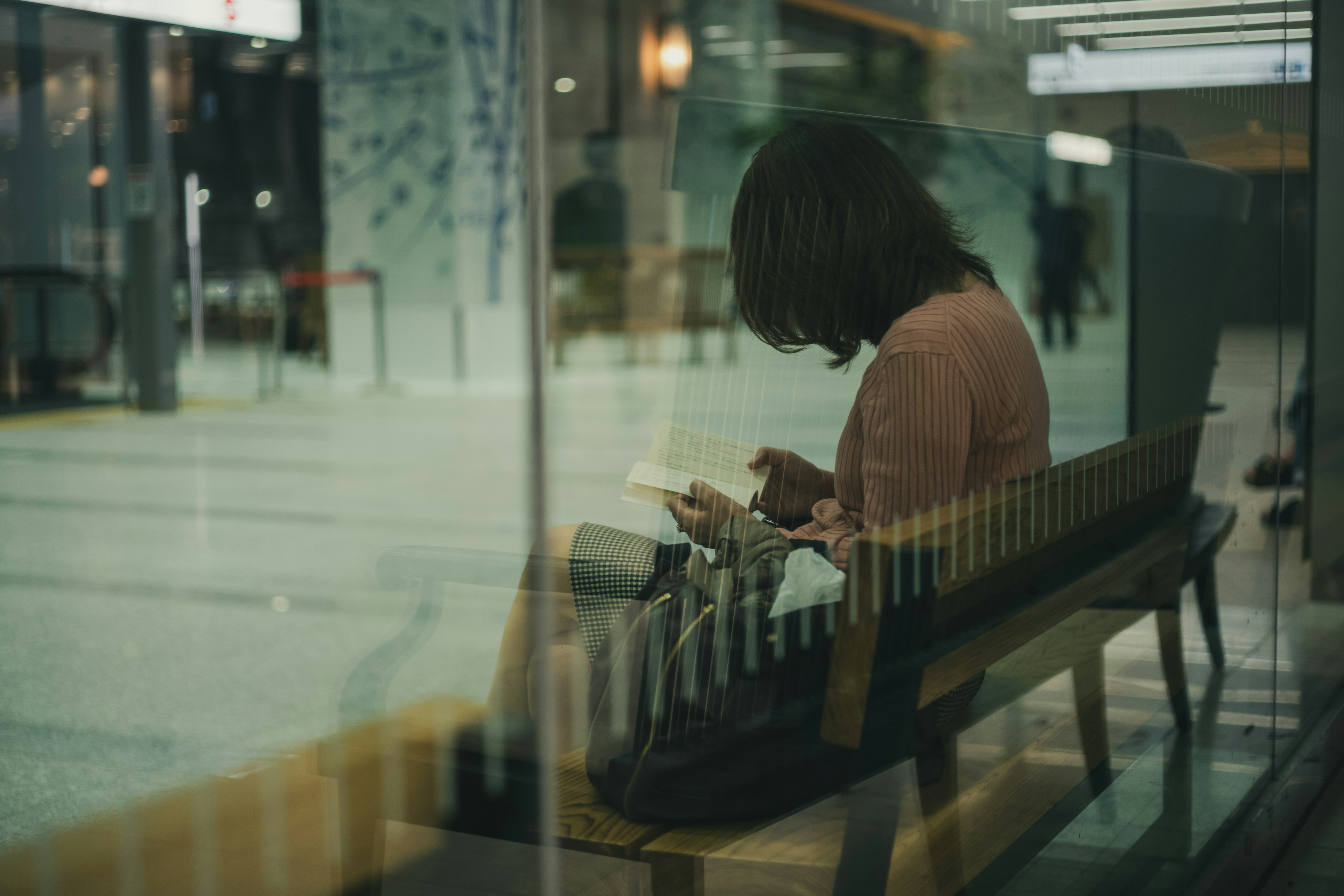 Femme assise sur un banc regardant son smartphone