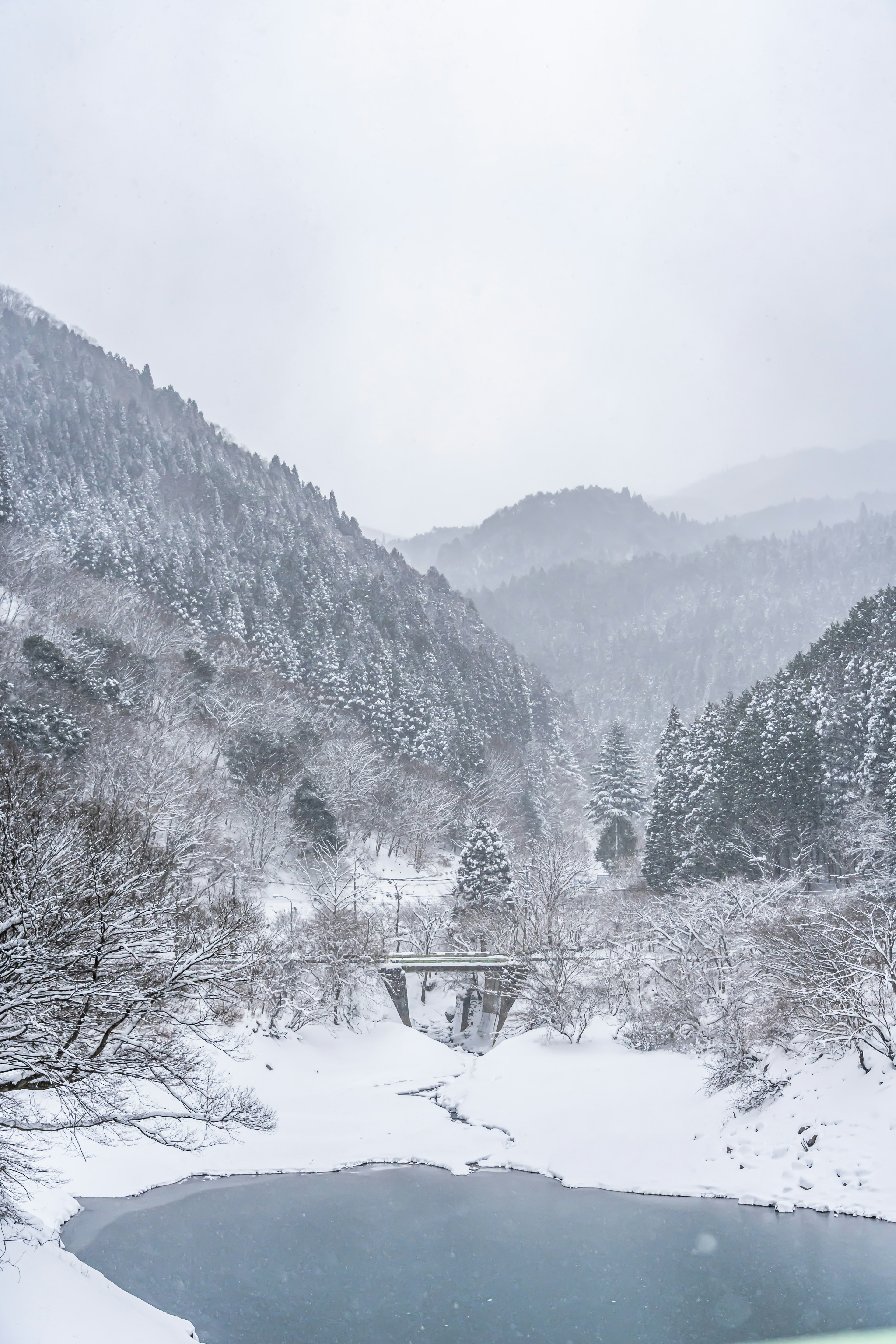 被雪覆盖的山脉和宁静的河流景观